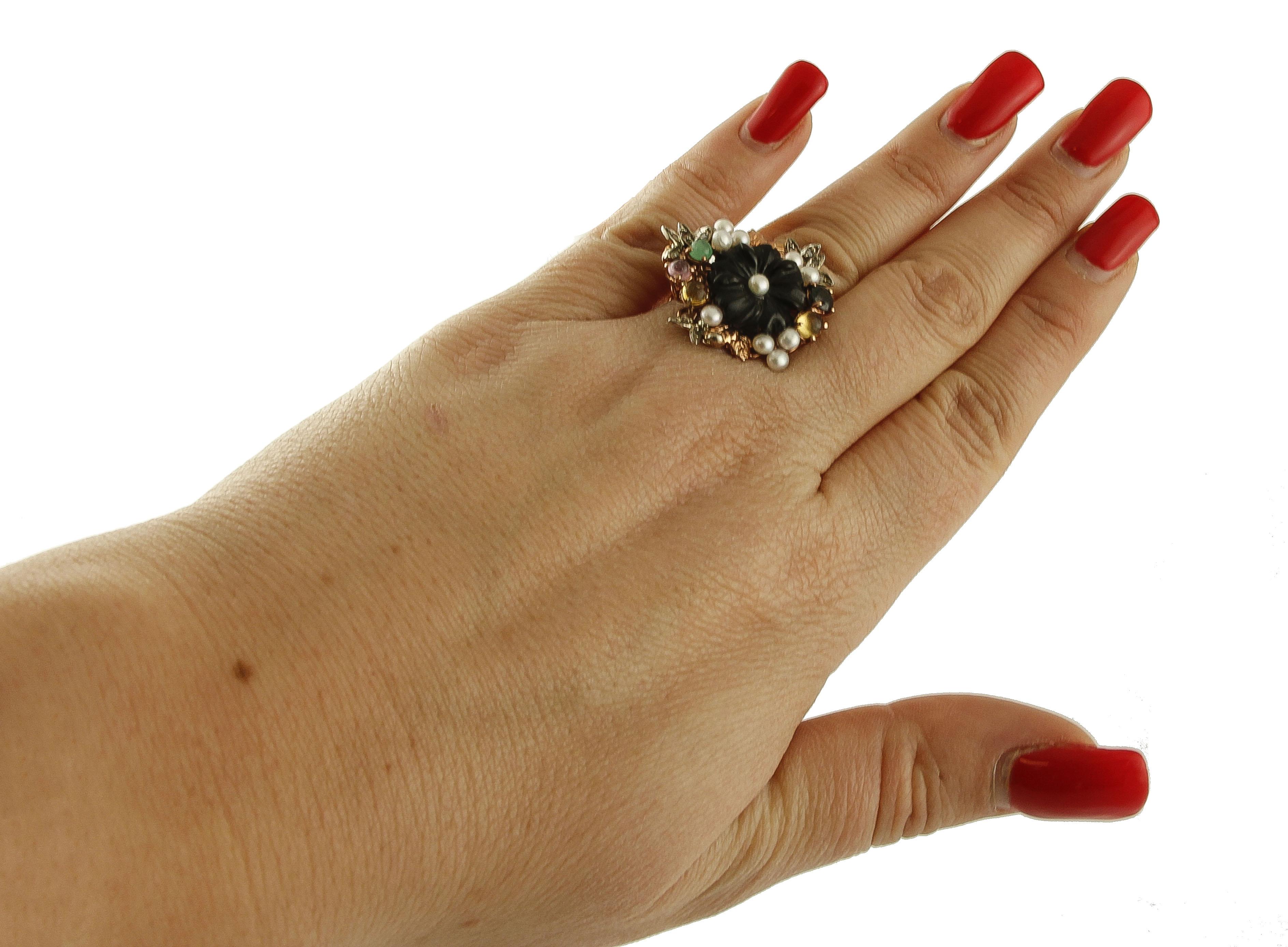 Bague fleur en or rose 9 carats, onyx, diamants, émeraudes, saphirs, perles en vente 1