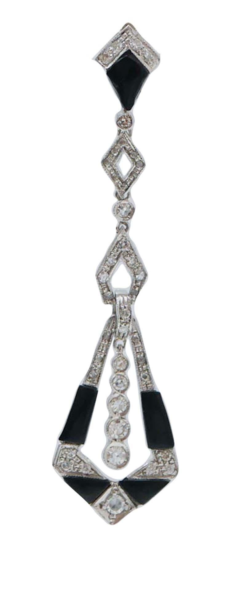 Erstaunliche Ohrringe in Platinstruktur mit Diamanten für die ganze Länge und, zwischen ihnen, Onyx montiert.
Diese Ohrringe wurden von italienischen Goldschmiedemeistern vollständig von Hand gefertigt und befinden sich in perfektem