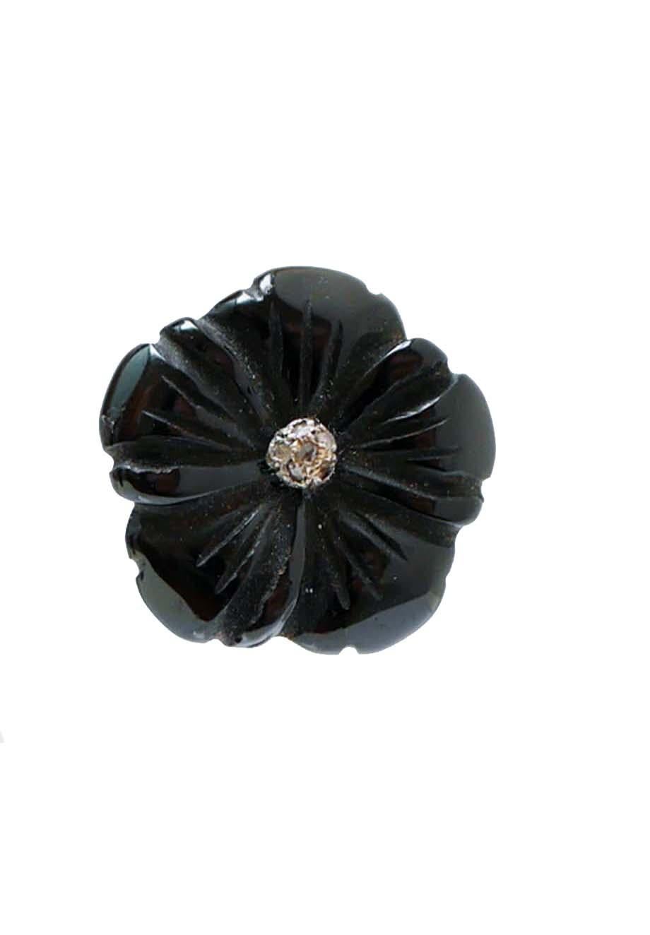 Boucles d'oreilles fantaisie en or rose 9 carats et structure en argent montées avec une fleur d'onyx et dans sa partie centrale, des diamants.
Ces boucles d'oreilles ont été entièrement réalisées à la main par des maîtres orfèvres italiens et elles