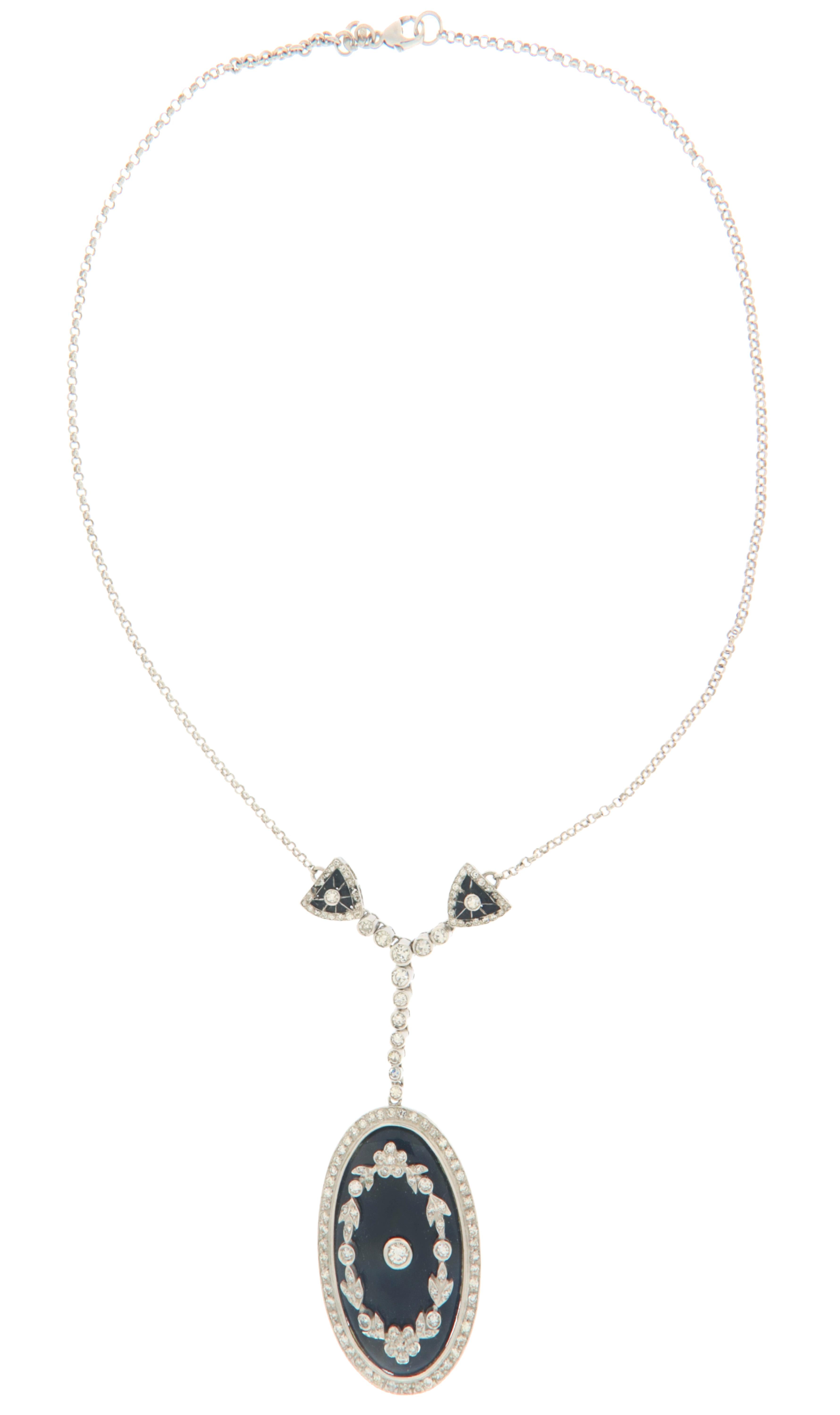 Entra nell'eleganza di un'epoca passata con questa squisita collana in oro bianco 18 kt, una rappresentazione magistrale di raffinatezza senza tempo e fascino vintage. Questo splendido pezzo si ispira allo stile Art Deco, caratterizzato da una