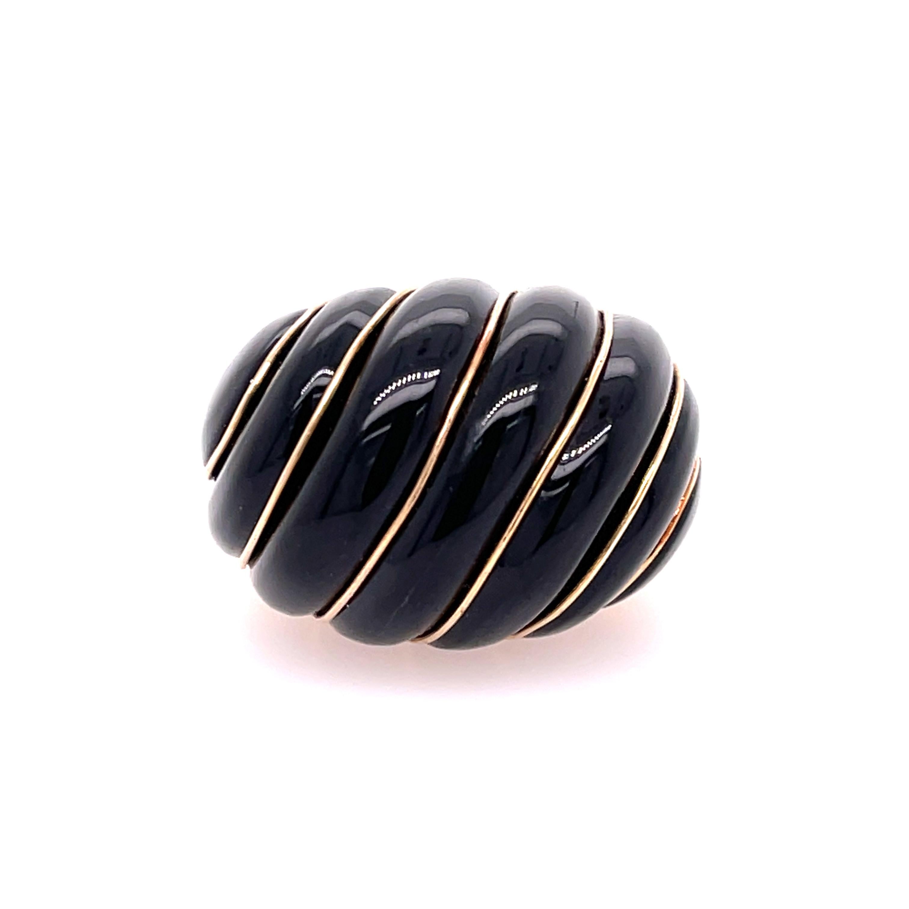 Bague dôme en onyx en or jaune 14K. Taille 8.5, peut être ajustée. Marqué 14K.