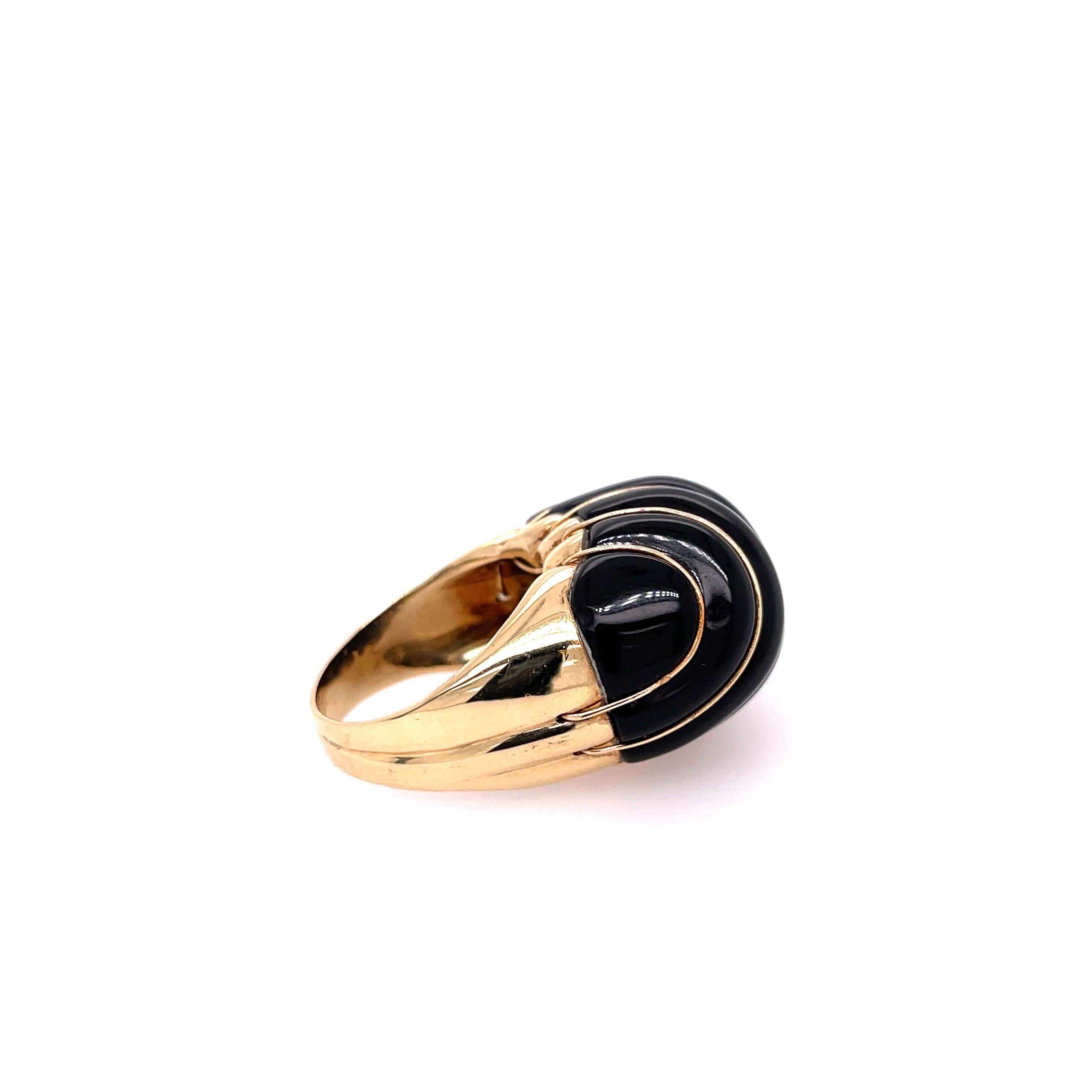 Moderne Bague dôme en or jaune et onyx
