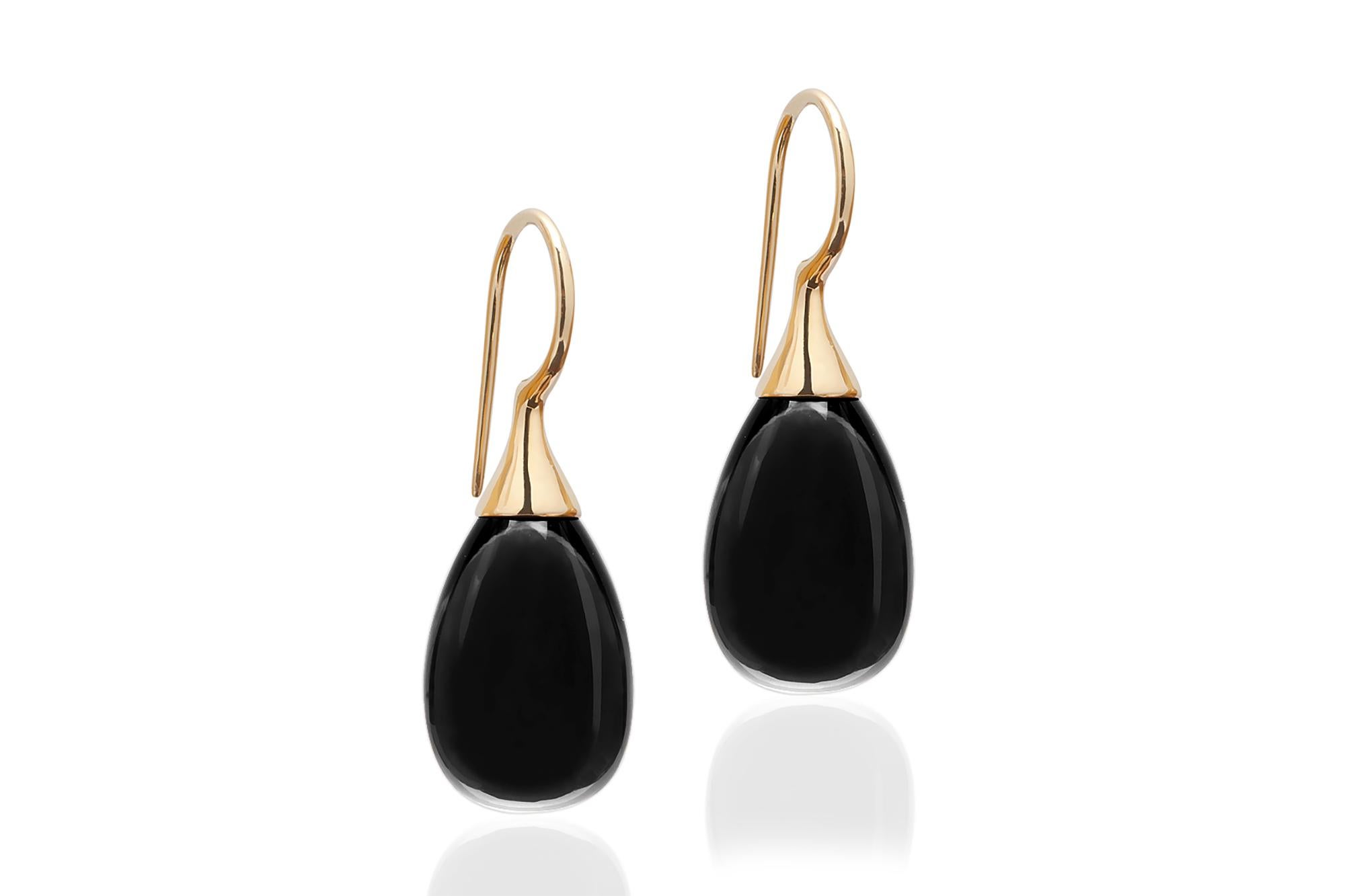 Questi eleganti orecchini a goccia in onice mettono in mostra il nero profondo e lucido della pietra, splendidamente contrastato dall'oro giallo 18 carati. Sospeso da eleganti fili francesi, il design offre un movimento aggraziato e un fascino senza