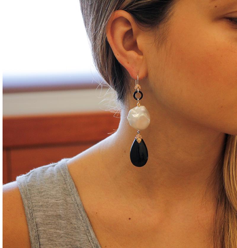 Taille mixte Boucles d'oreilles pendantes en onyx et perles baroques en vente
