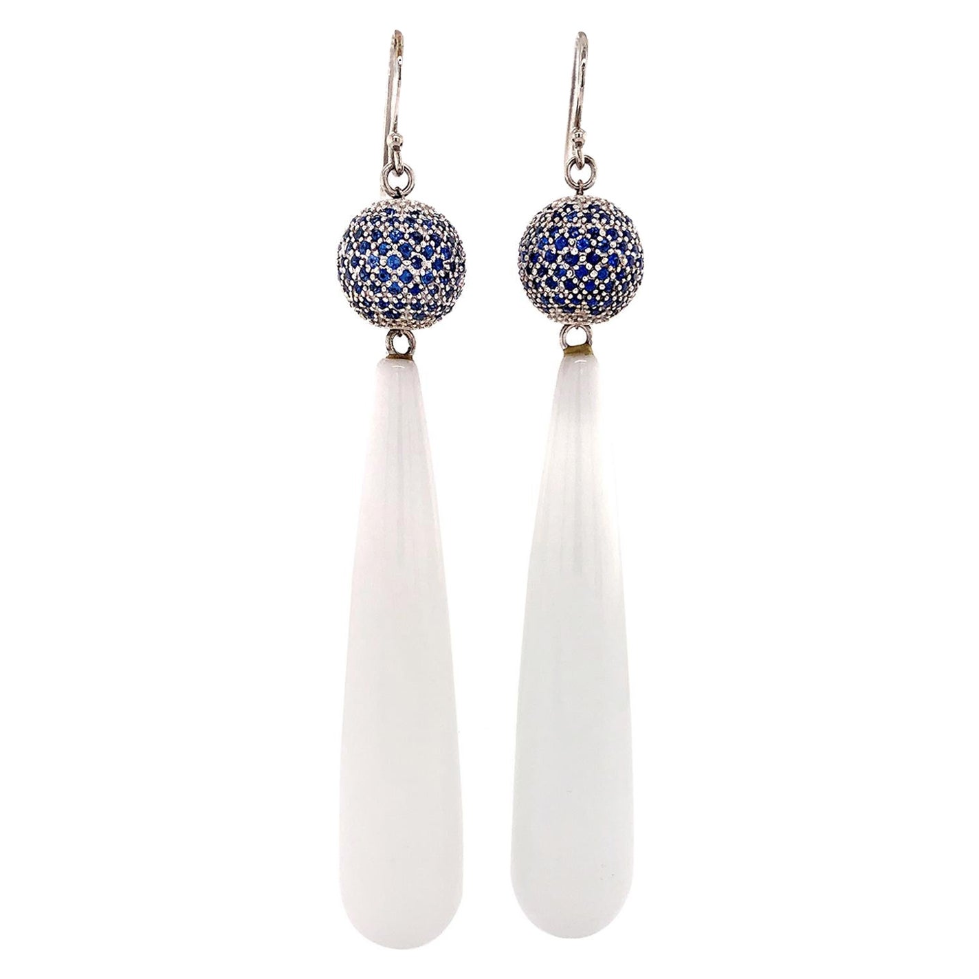 Pendientes de ónix con zafiro en jaula de oro blanco de 14k en venta
