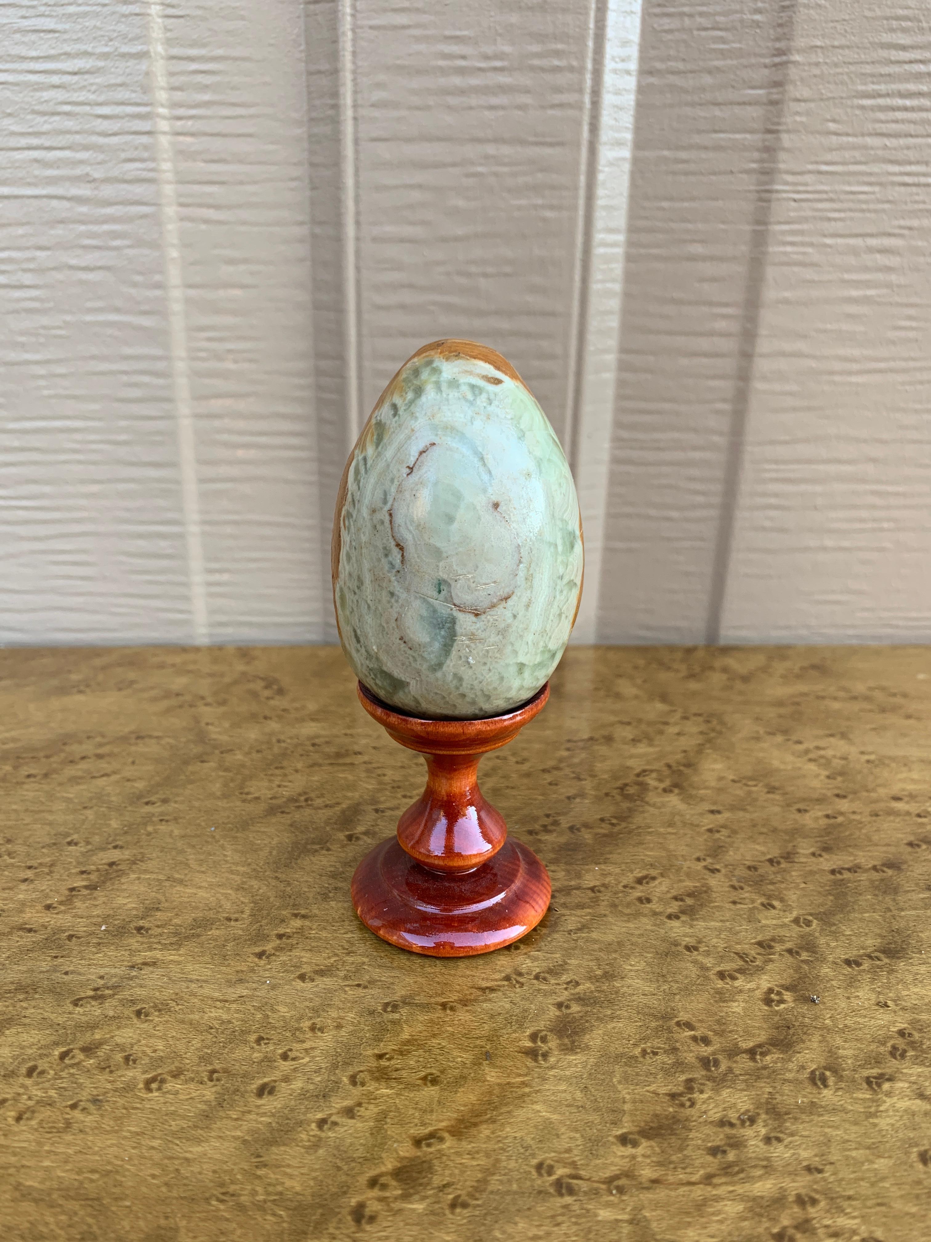 Organique Œuf en onyx sur support en bois en vente