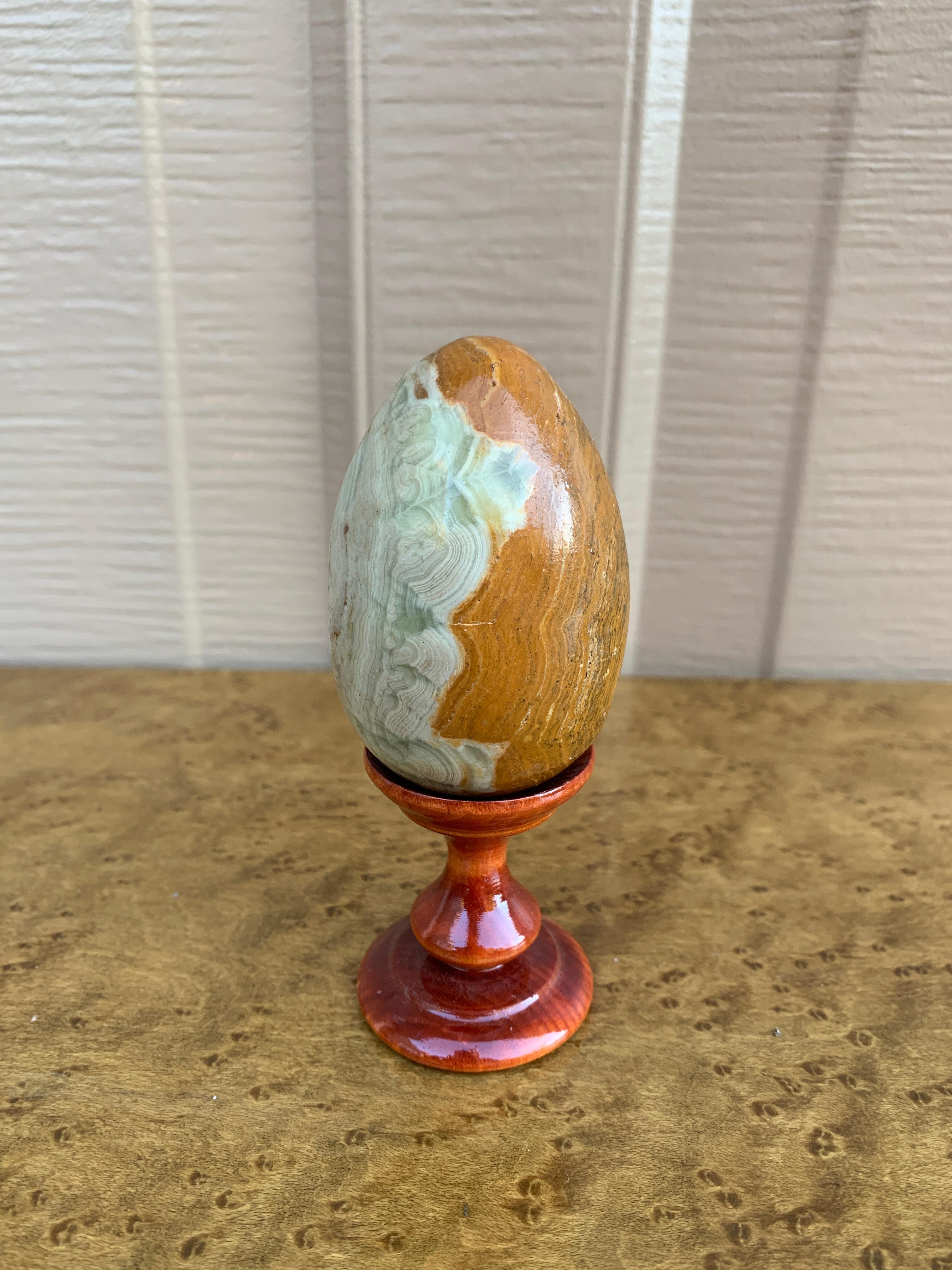 Américain Œuf en onyx sur support en bois en vente