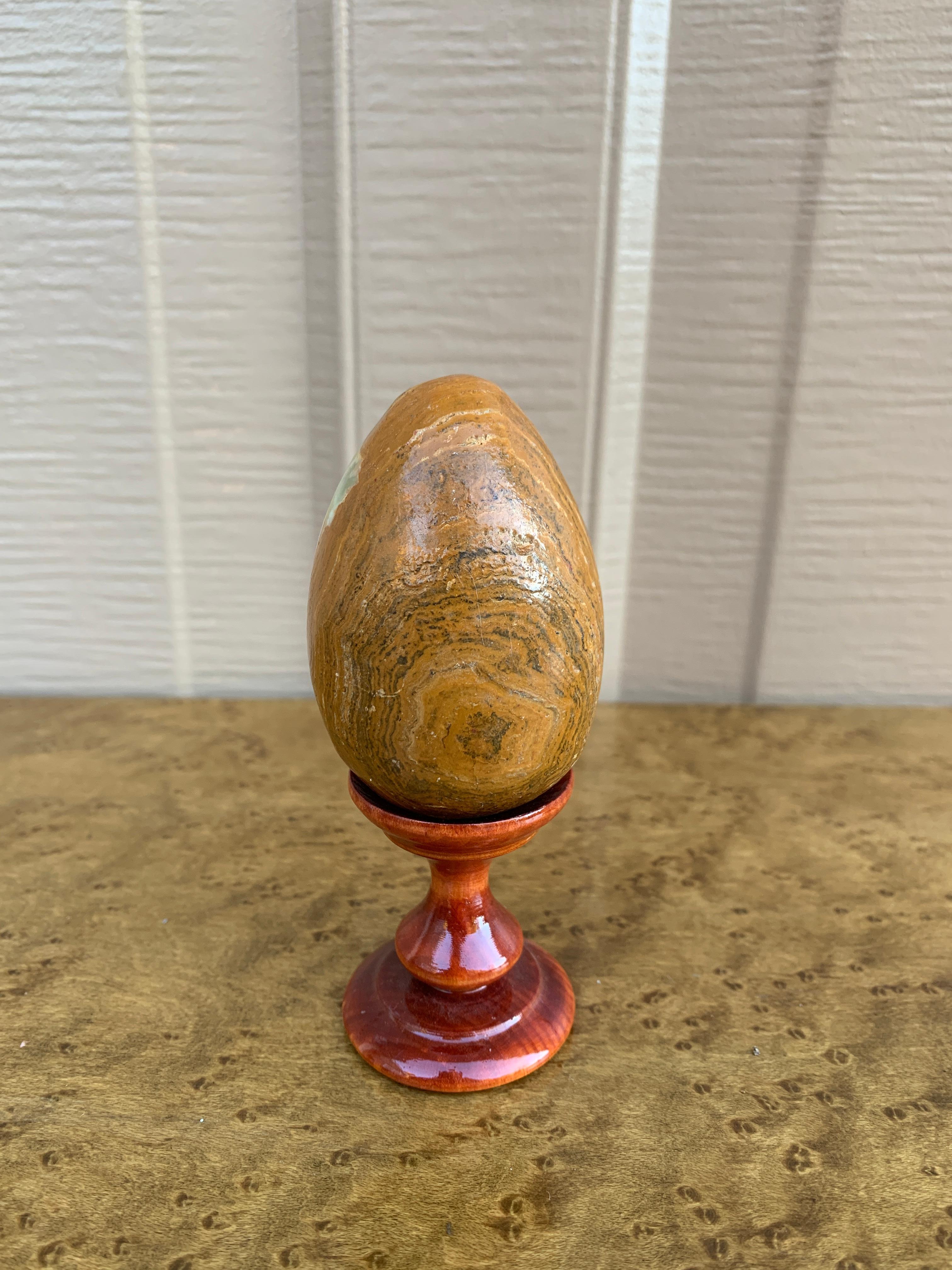 Œuf en onyx sur support en bois Bon état - En vente à Elkhart, IN