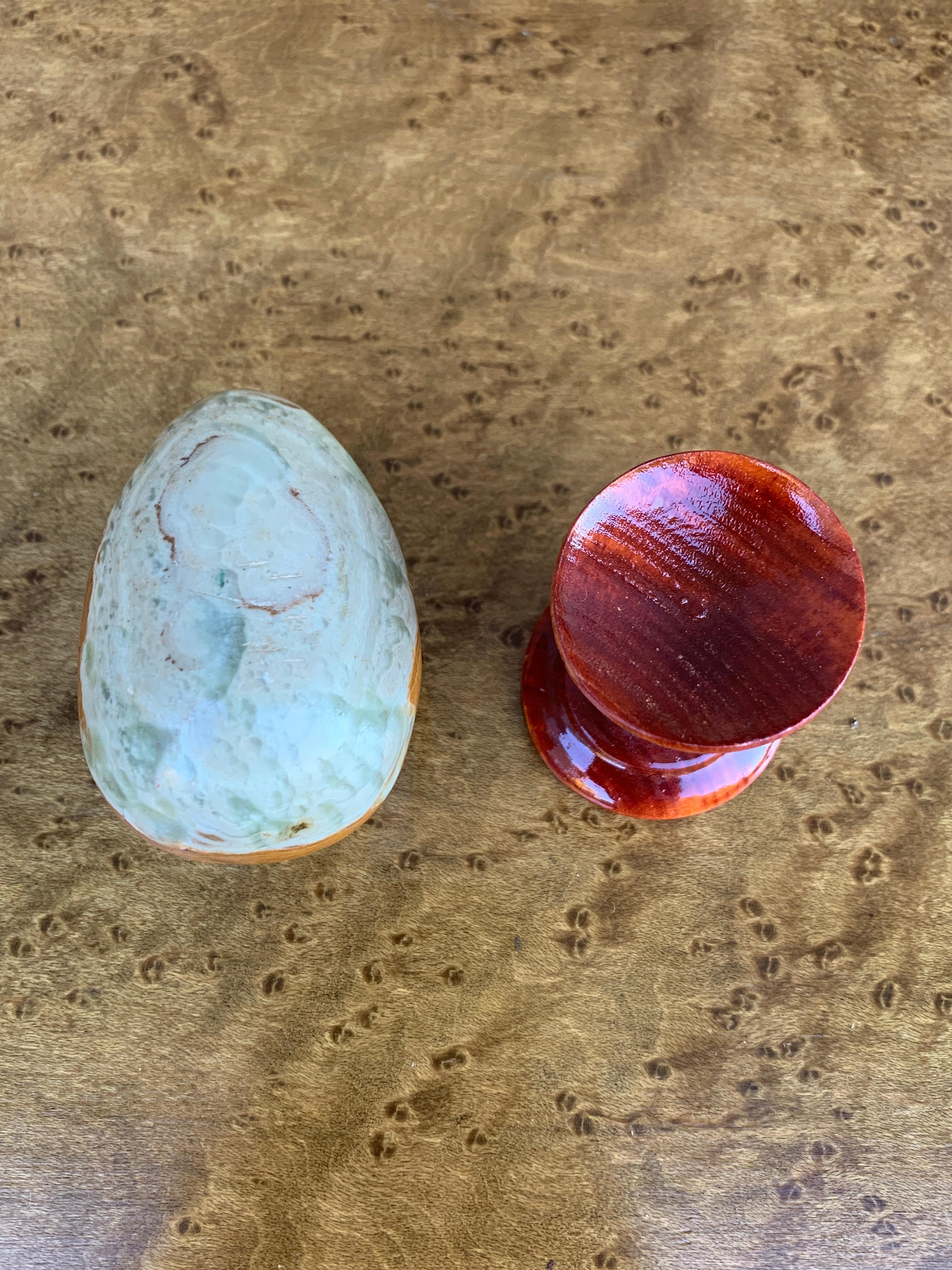 Onyx Œuf en onyx sur support en bois en vente