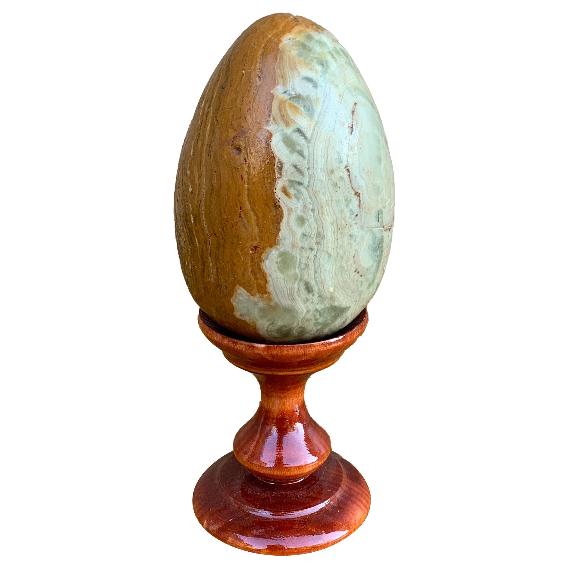 Uovo di onice su supporto di legno
