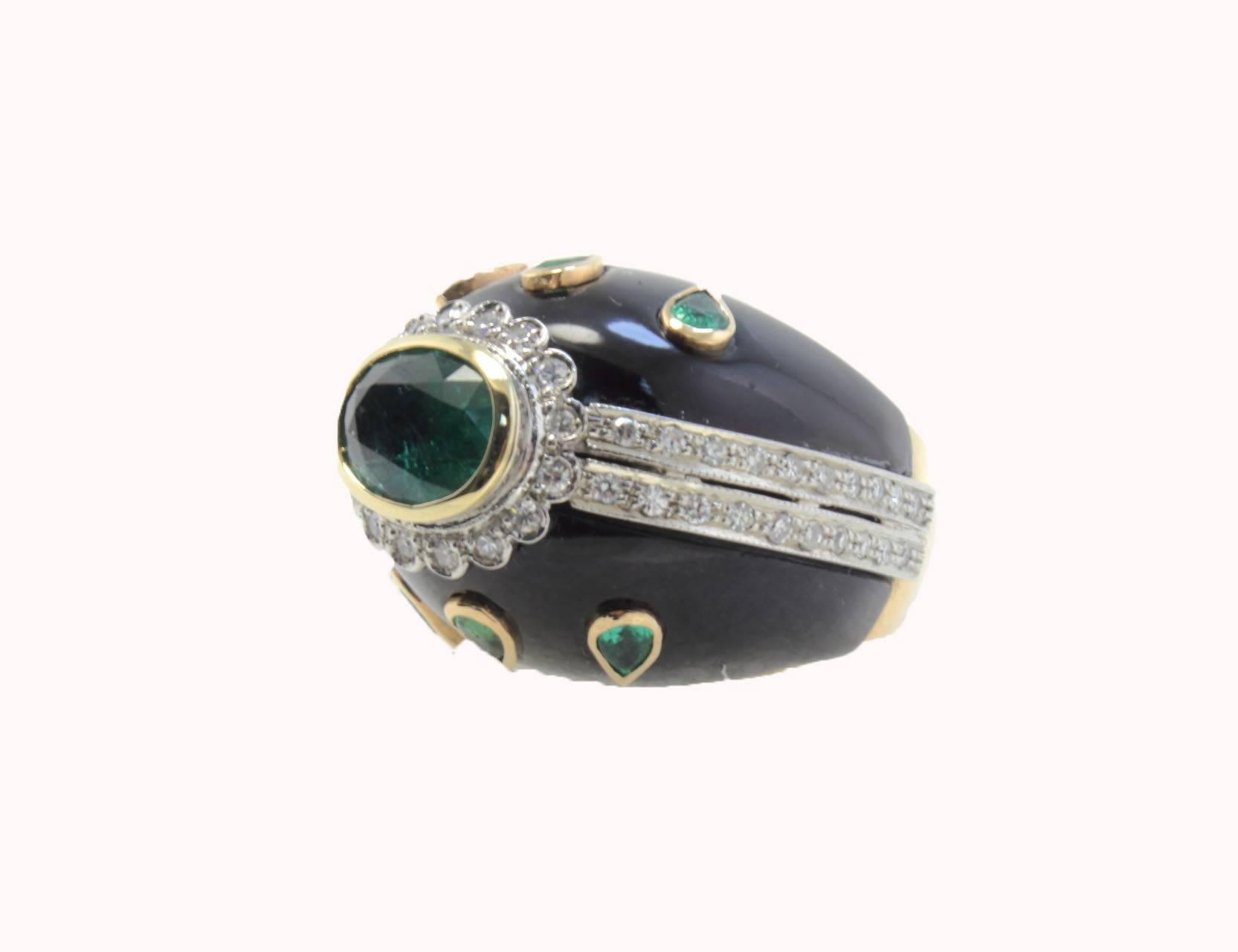 Prestigious dome ring simply composed of a onyx dome embellished with drops of emeralds, shiny diamonds are surrounding a central emerald and define the side of the dome. All is mounted in 14 Kt rose gold and details of 14 Kt white gold.
Tot weight