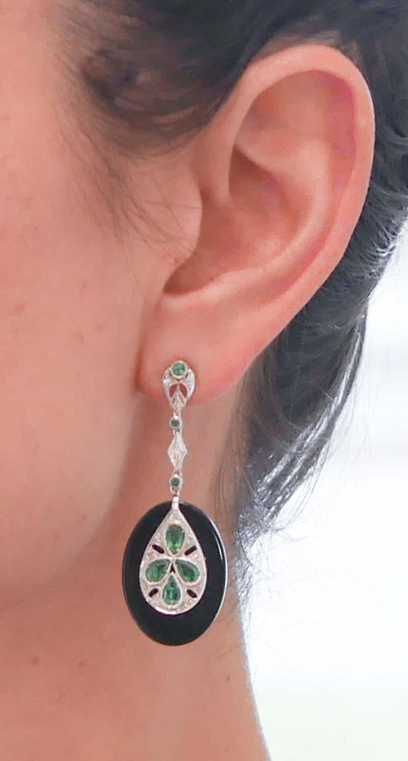Onyx, Emeralds, Diamonds 14 Karat White Gold Dangle Earrings In Good Condition For Sale In Marcianise, Marcianise (CE)