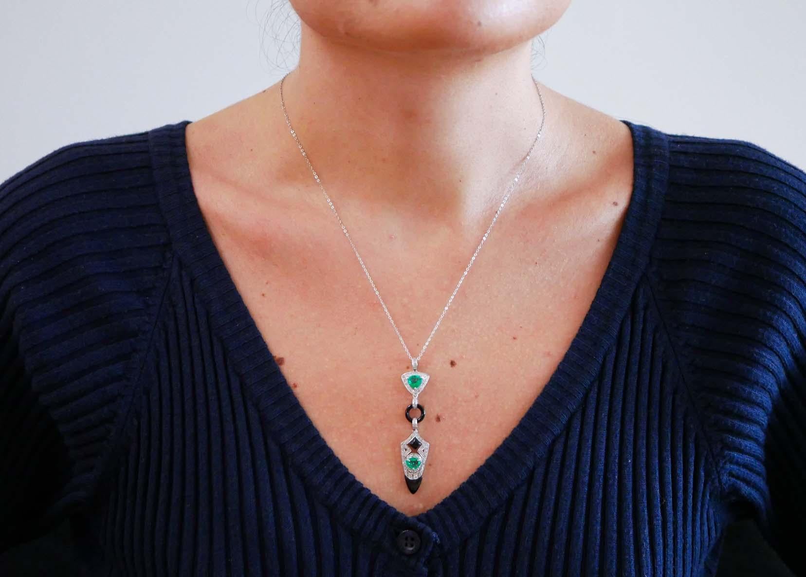 Collana con ciondolo in onice, smeraldi, diamanti e platino. In condizioni buone in vendita a Marcianise, Marcianise (CE)