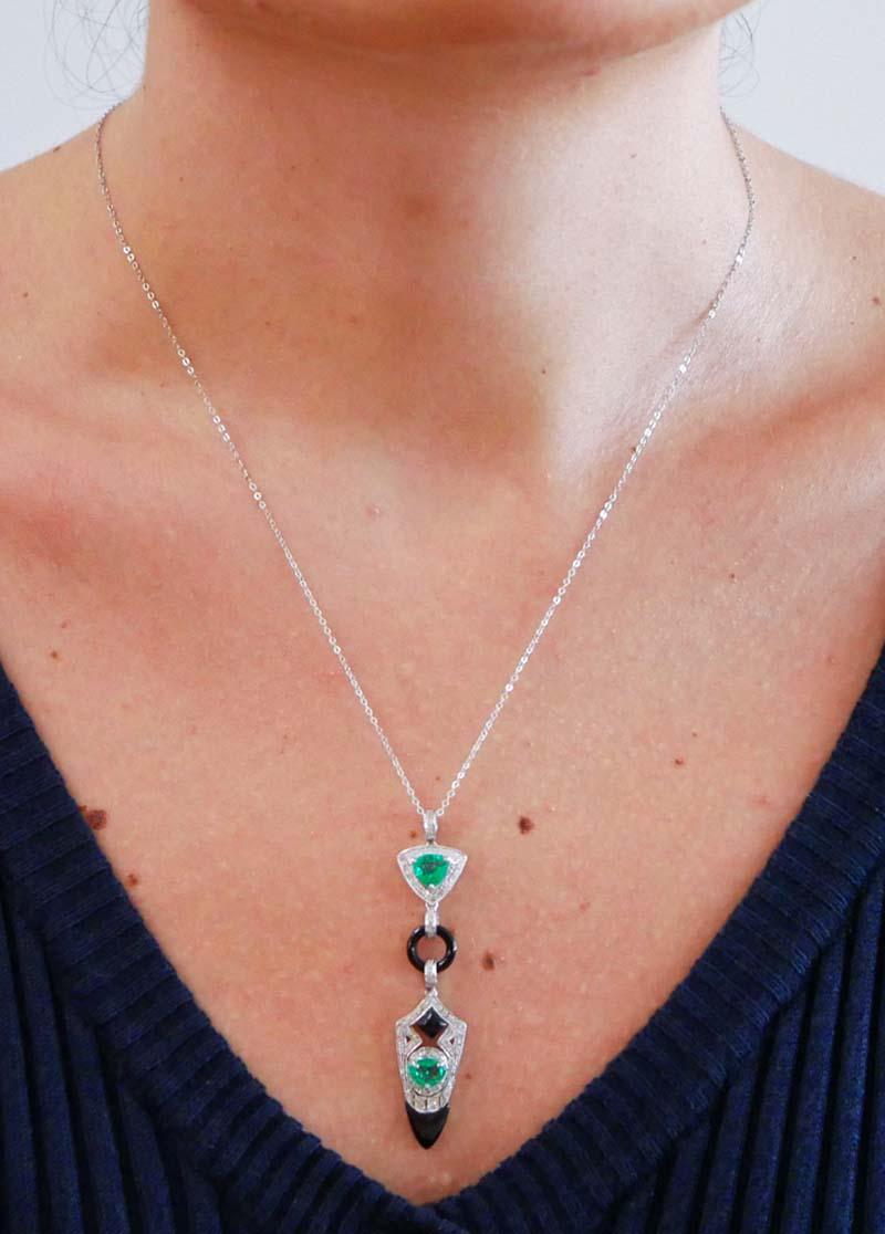 Donna Collana con ciondolo in onice, smeraldi, diamanti e platino. in vendita