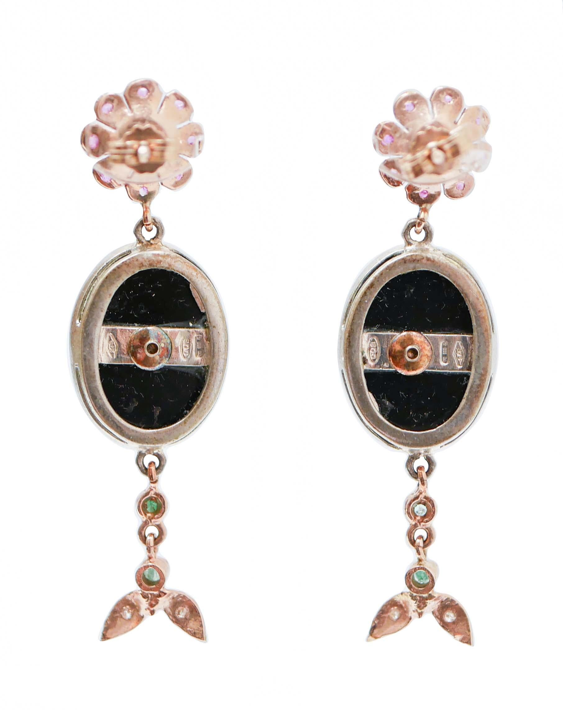 Rétro Boucles d'oreilles en or rose et argent, onyx, émeraudes, rubis, diamants en vente