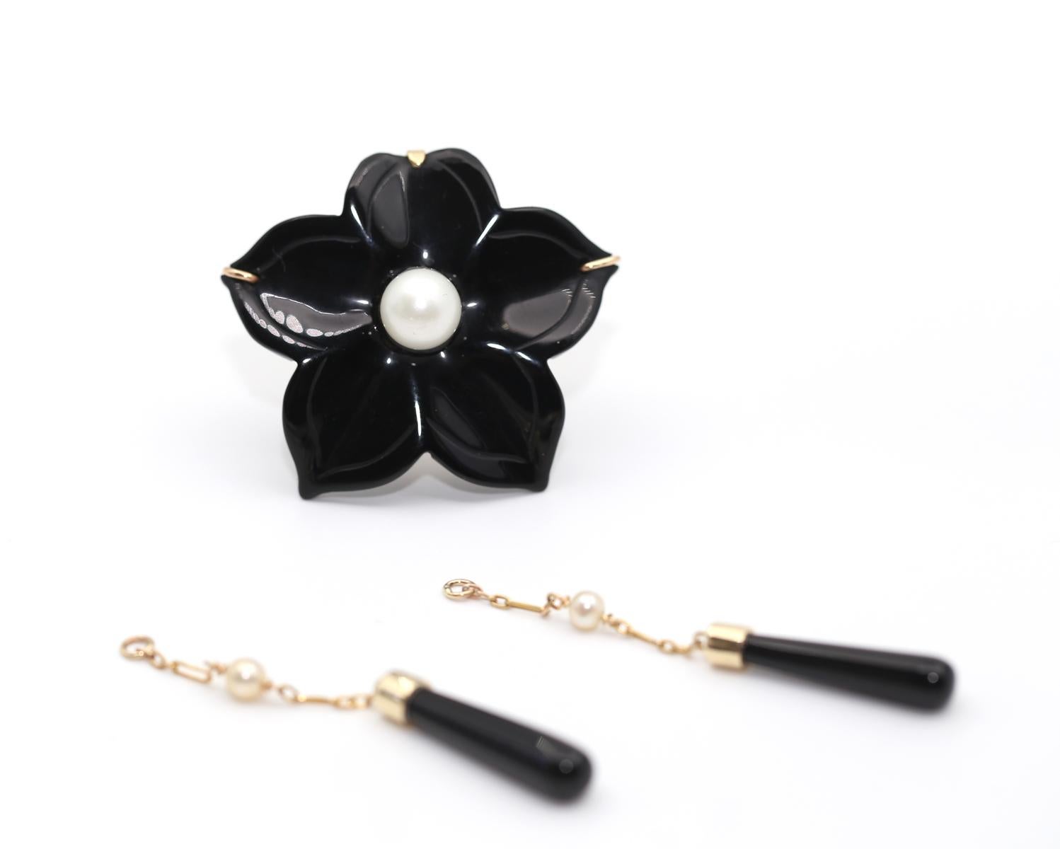 Onyx Flower Brooch Pendant Pearls 14K Gold, 1930 For Sale 1