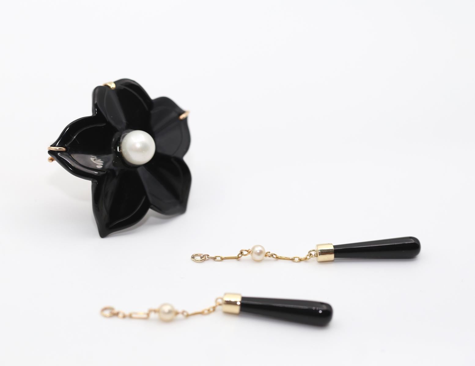 Onyx Flower Brooch Pendant Pearls 14K Gold, 1930 For Sale 2