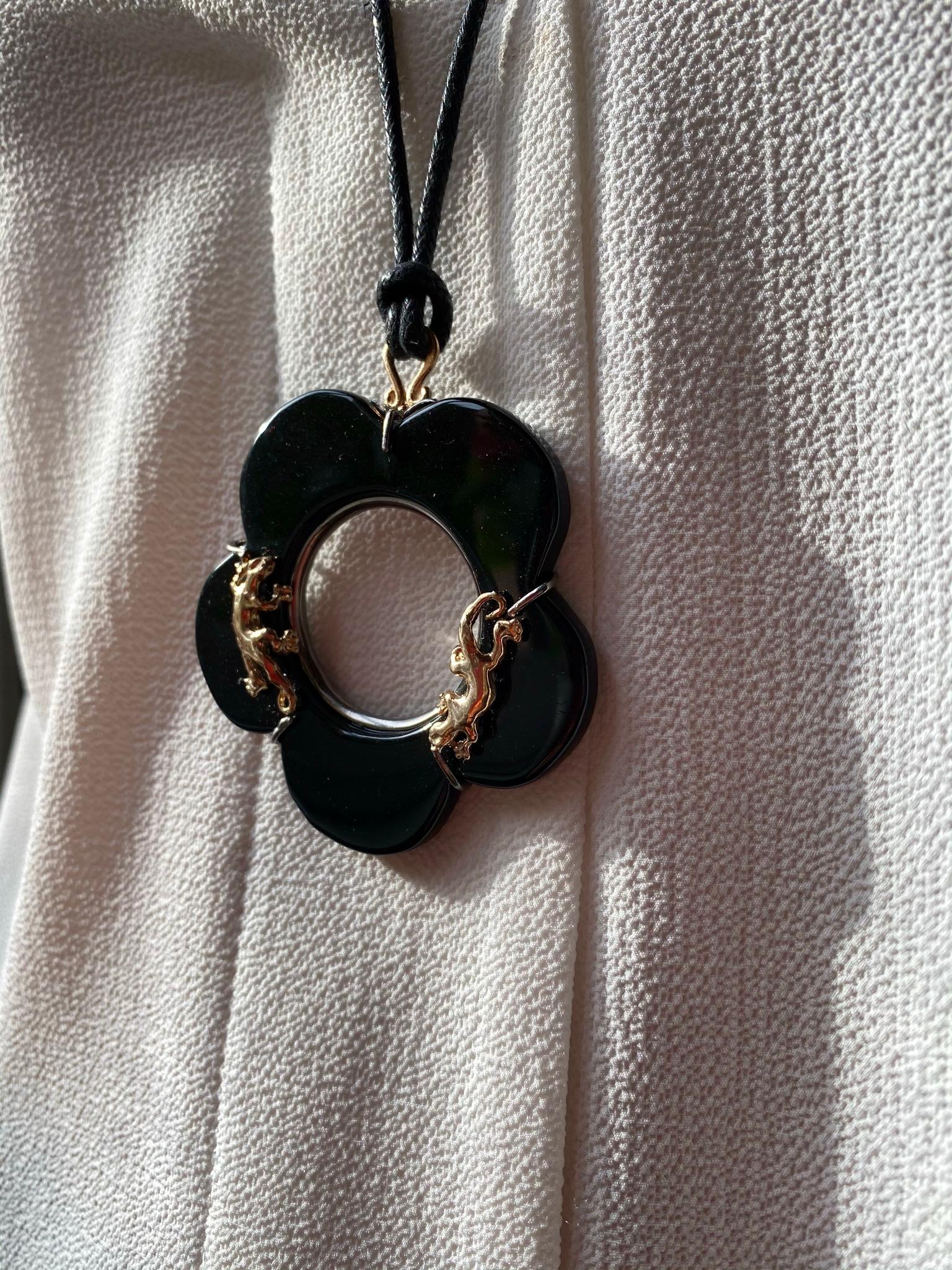 Taille mixte Collier pendentif fleur en onyx plaqué or 24 carats avec collier en forme de corde en argent sterling en vente