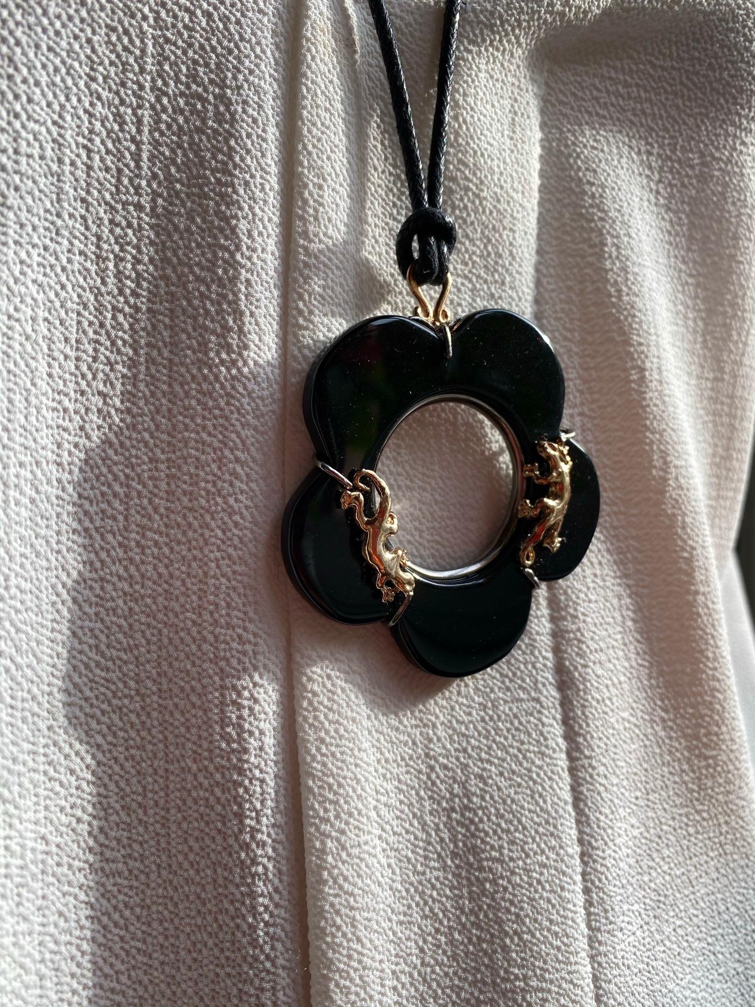 Collier pendentif fleur en onyx plaqué or 24 carats avec collier en forme de corde en argent sterling Neuf - En vente à Rome, IT