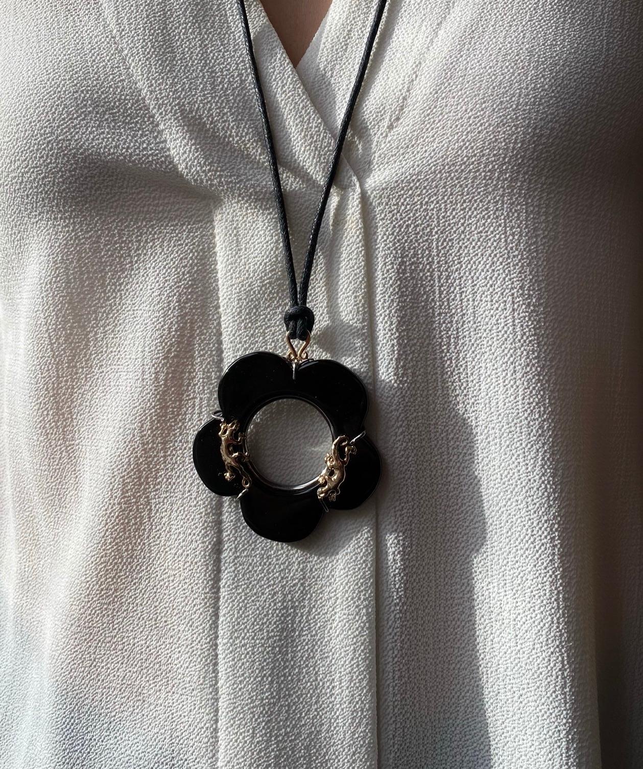 Collier pendentif fleur en onyx plaqué or 24 carats avec collier en forme de corde en argent sterling en vente 1