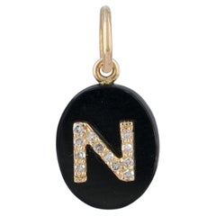 Charme con onice e diamante naturale, in oro giallo massiccio 14k, con iniziale "N"