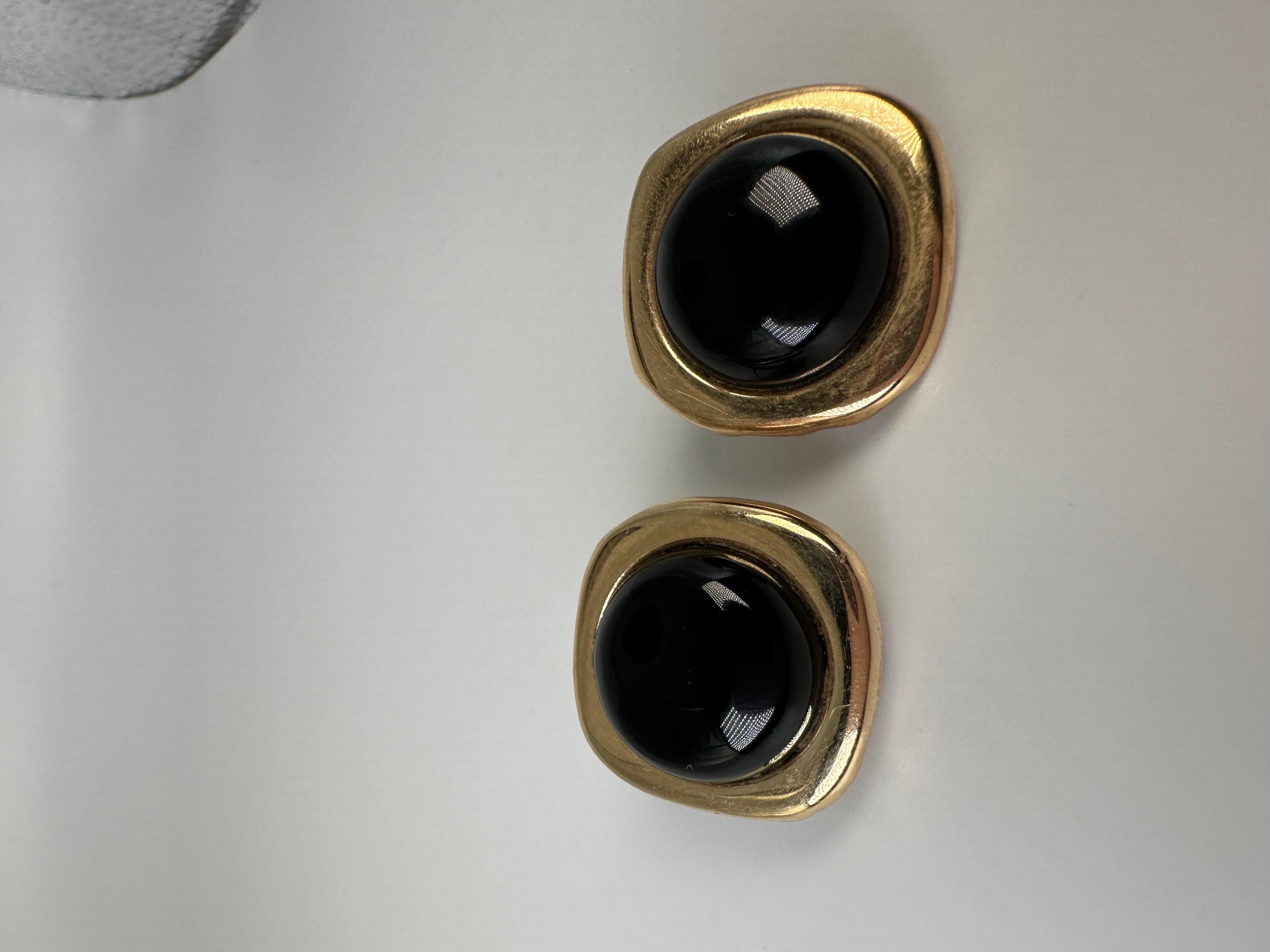 Onyx gold earrings large earrings with omega closure! The onyx are 18mm in diameter!

GOLD: 14KT gold
Grams:11.24
Backing: omega
Item:21000026emk

WHAT YOU GET AT STAMPAR JEWELERS:
Stampar Jewelers, located in the heart of Jupiter, Florida, is a