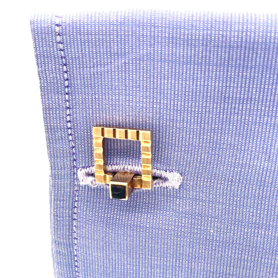Onyx Fluted Square Flip-Up Gold Cufflinks In Excellent Condition For Sale In New York, NY