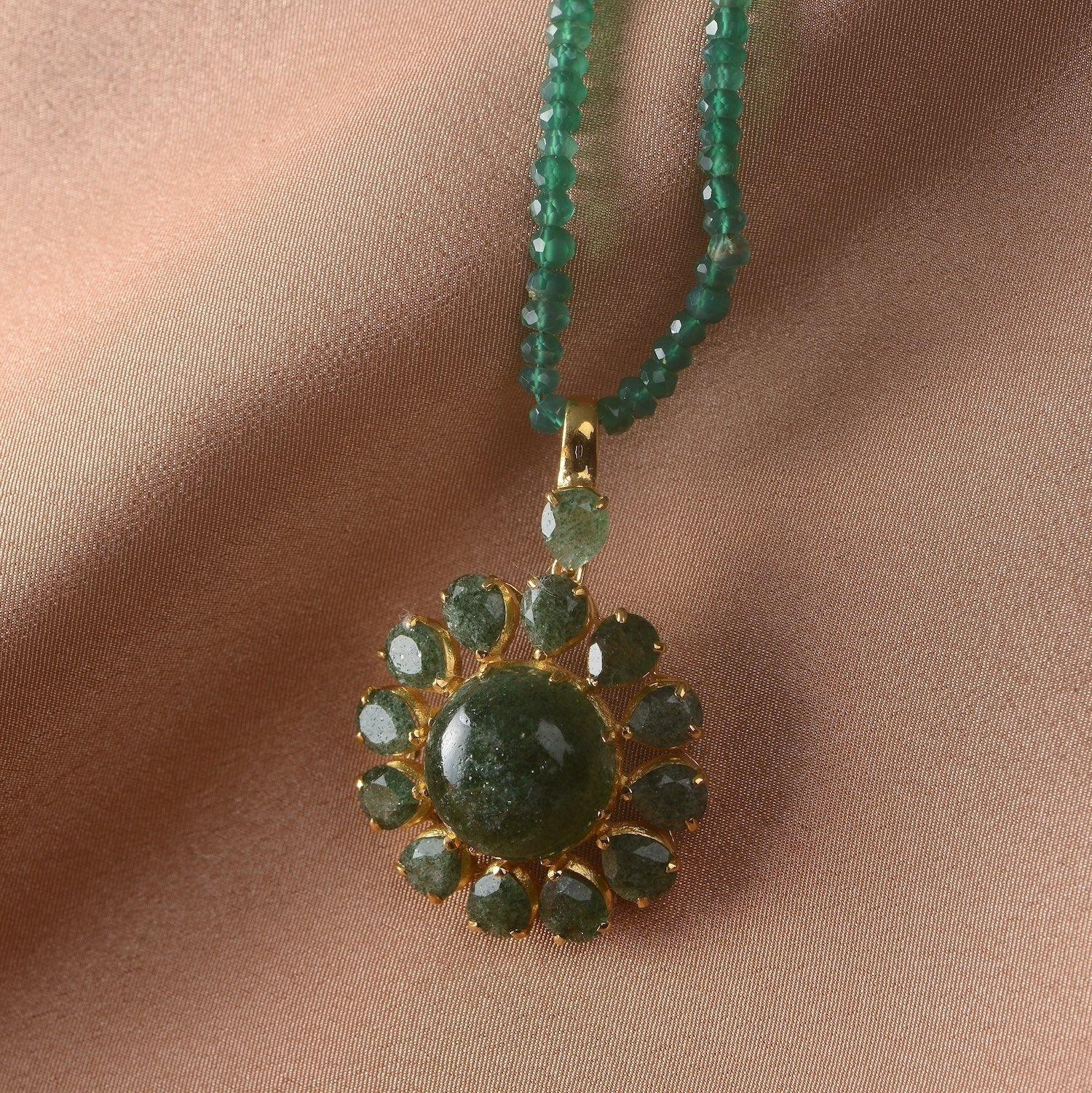 Un bellissimo ciondolo in onice della nostra edizione limitata Boston Collection. Il ciondolo ha gemme di onice fragola tagliate a mano ed è realizzato in argento sterling con placcatura in oro micron. Viene fornito con una catena di perline in