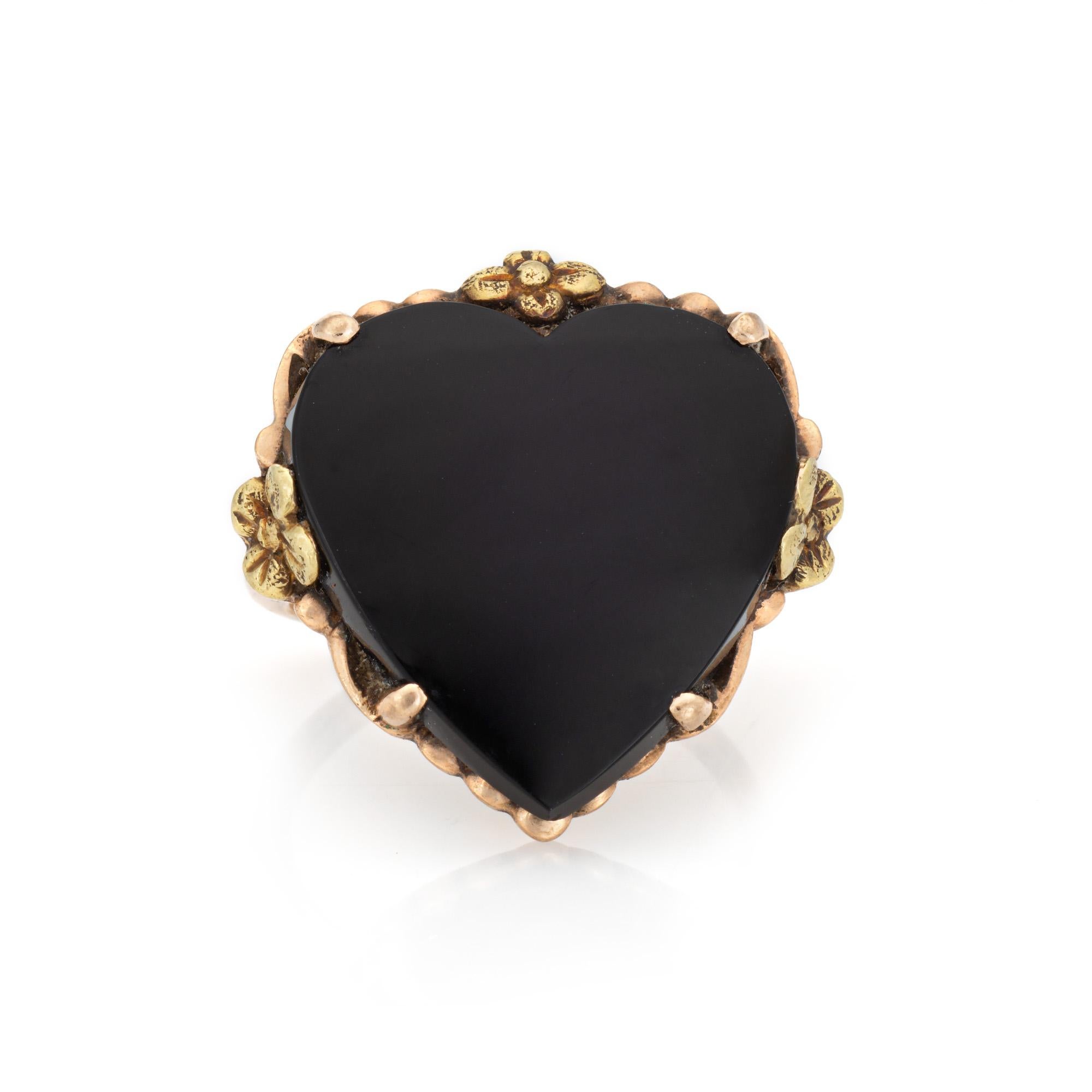 Stilvoller Onyx-Herzring im Vintage-Stil (ca. 1960er bis 1970er Jahre) aus 10 Karat Gelbgold. 

Onyx misst 19mm x 18mm. Der Onyx ist in ausgezeichnetem Zustand und frei von Rissen oder Absplitterungen.  

Der etwas größere Ring ist mit schwarzem