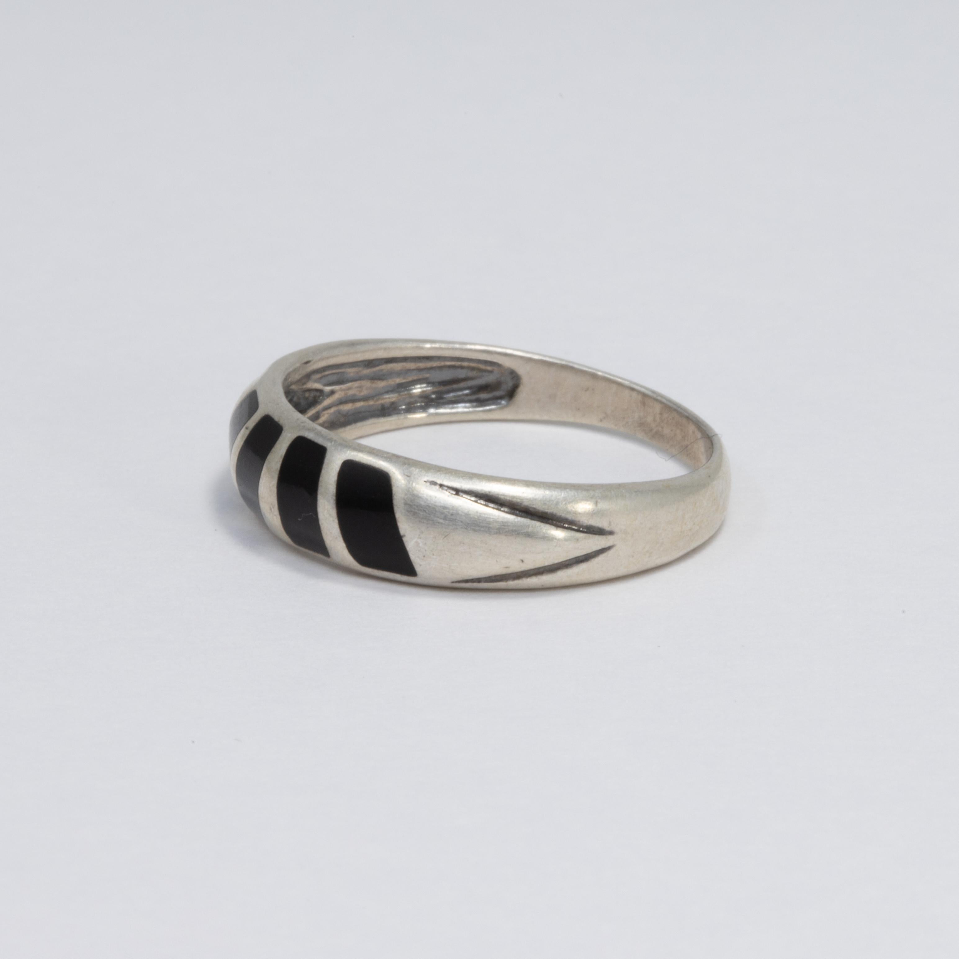 Stilvoller Ring aus Sterlingsilber im Vintage-Stil - mit verjüngtem Band und schwarzen Onyx-Edelsteineinlagen.

Ringgröße US 8

Marken / Punzierungen / etc: 925, CCP Ster, 8, und andere (siehe Fotos)