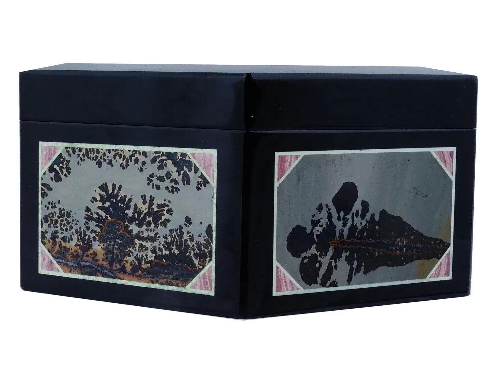 Eine schöne achteckige Geschenkschatulle, handgefertigt aus schwarzem Onyx mit Bildjaspiseinlage auf dem Deckel und 6 Tafeln aus ornamentalem Bildjaspis mit dreieckigen Rhodochrositeinlagen in den Ecken an den Seiten. Unmarkiert. Die Geschichte der