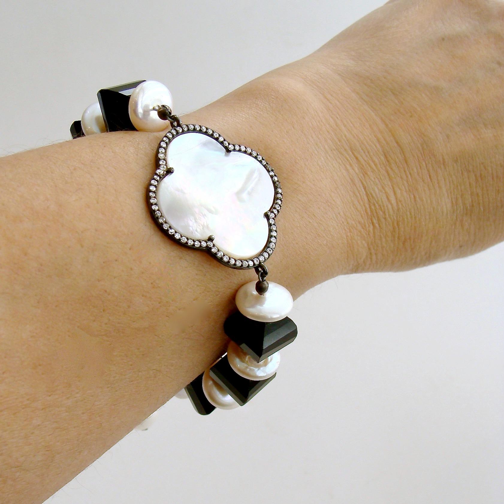 Onyx Lanterns and Coin Pearl Bracelet with MOP Quatrefoil, Noir et Blanc Bracel In New Condition In Colleyville, TX