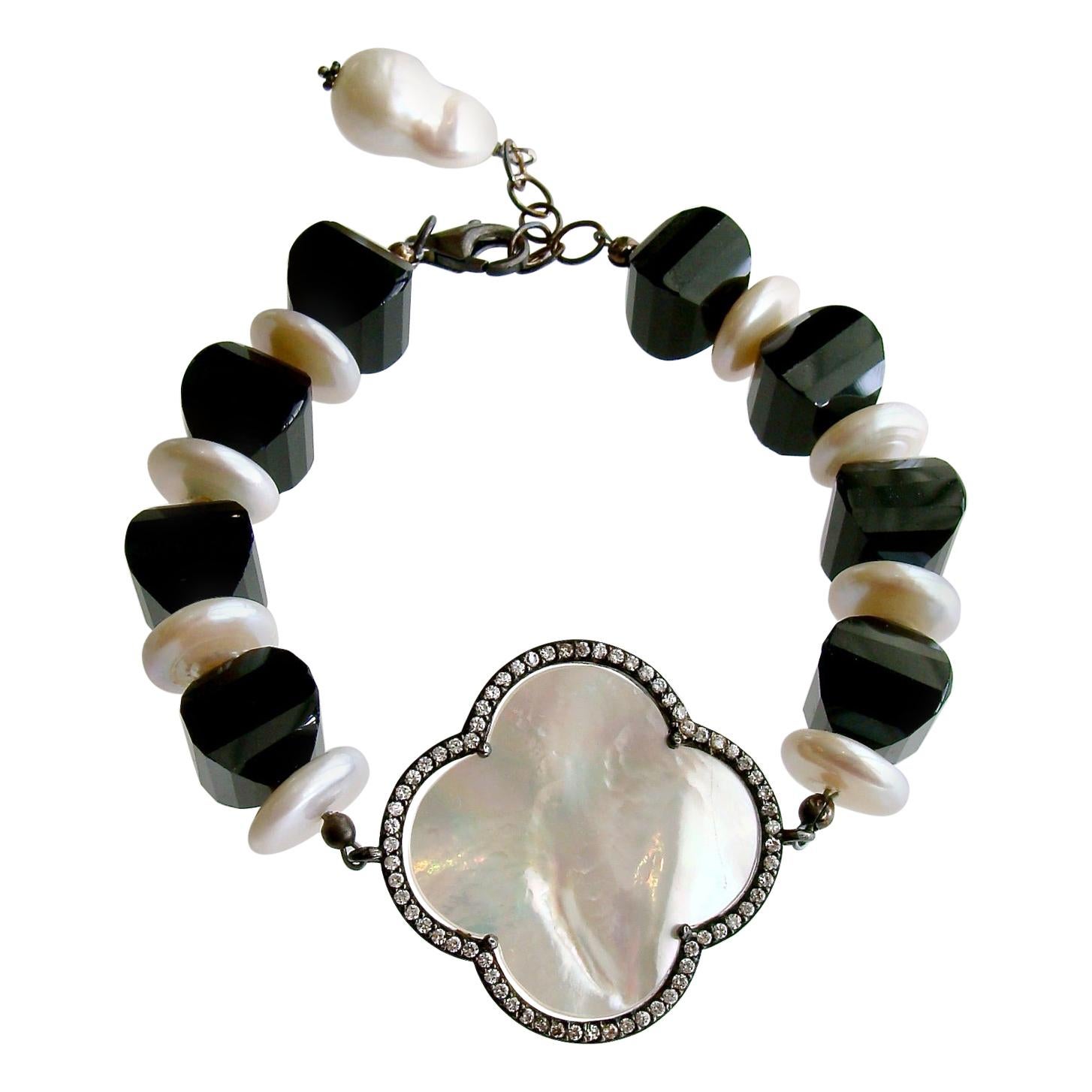 Onyx Lanterns and Coin Pearl Bracelet with MOP Quatrefoil, Noir et Blanc Bracel