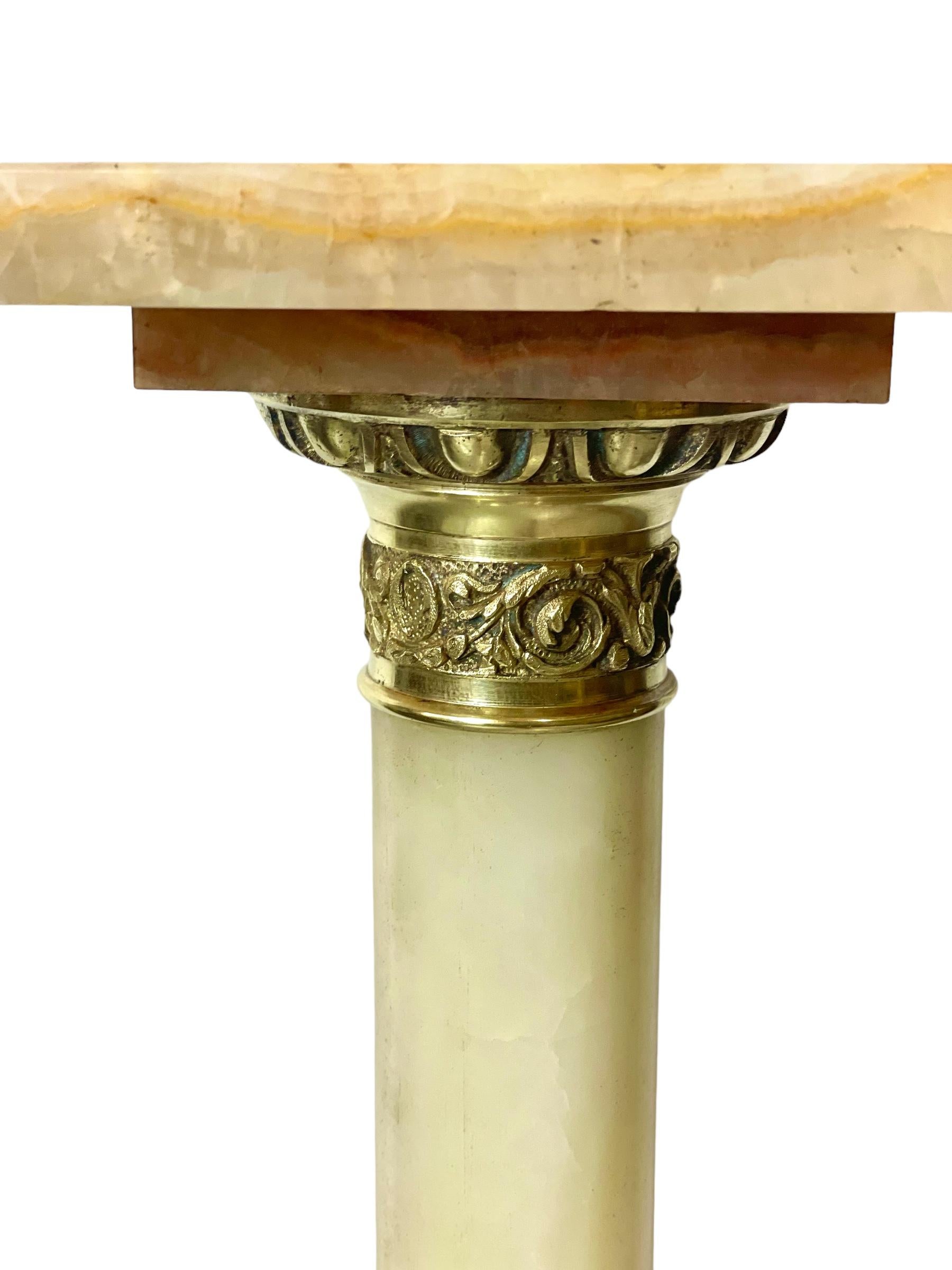 Empire Piédestal du 19ème siècle en marbre onyx et bronze doré en vente