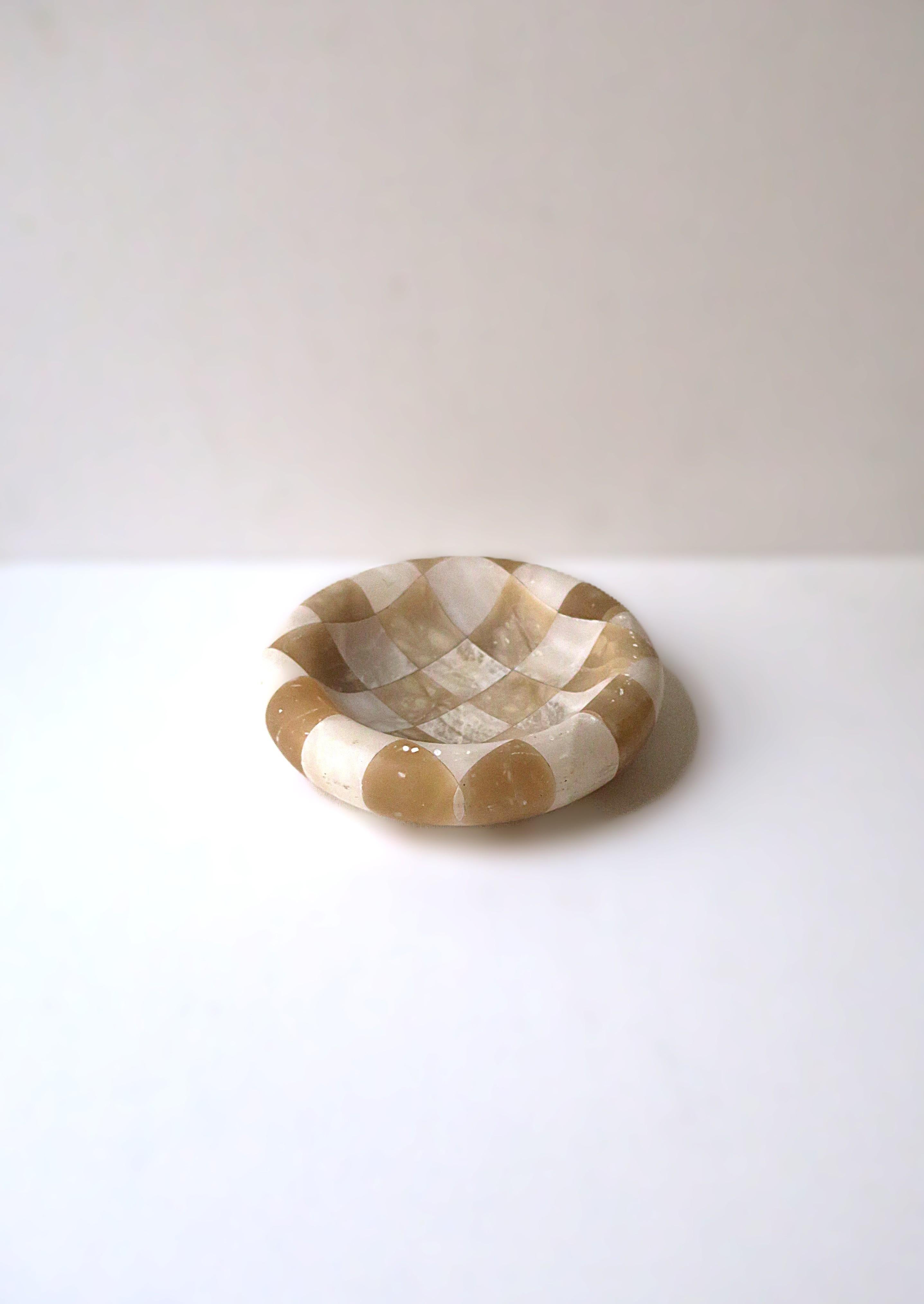 A substantial Italian onyx marble patchwork bowl catchall vide-poche, white and tan hues, Postmodern period, circa late-20th century, Italy. Dimensions: 1.75
