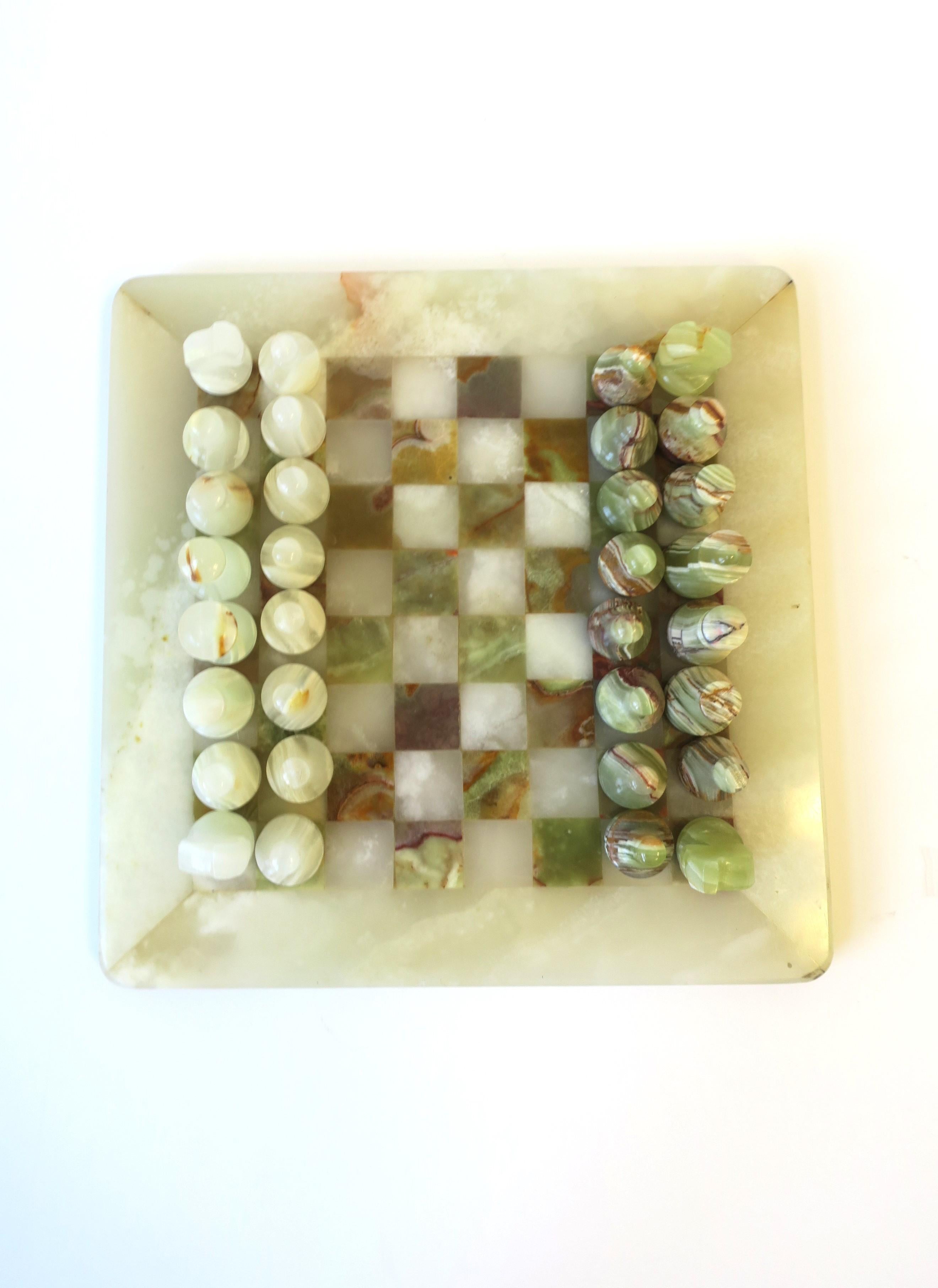 schachspiel aus onyx-marmor