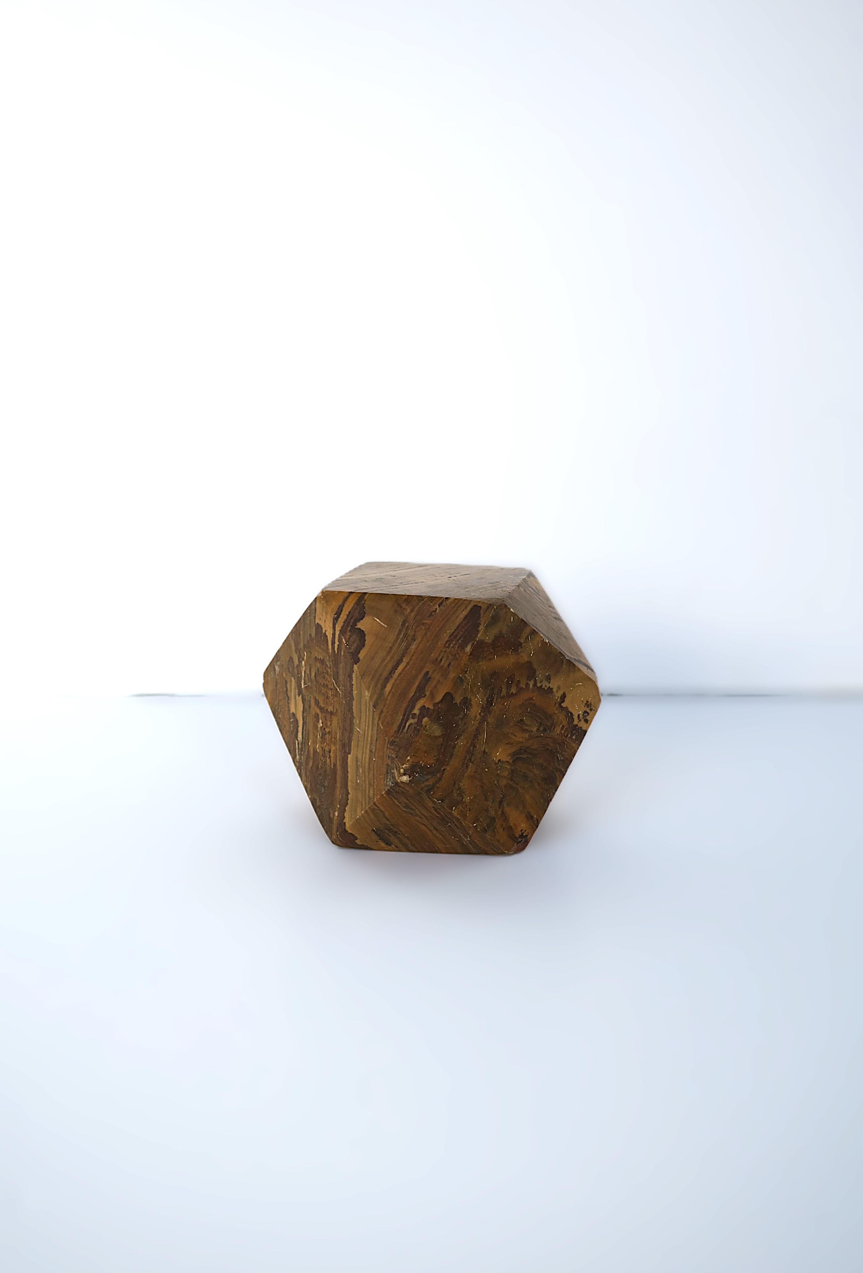 A polished onyx decorative object paperweight, a tetradecagon shape, in tan and brown hues, circa 1970s. A great piece for a desk, library, shelf, side and coffee/cocktail tables, etc. Dimensions: 2