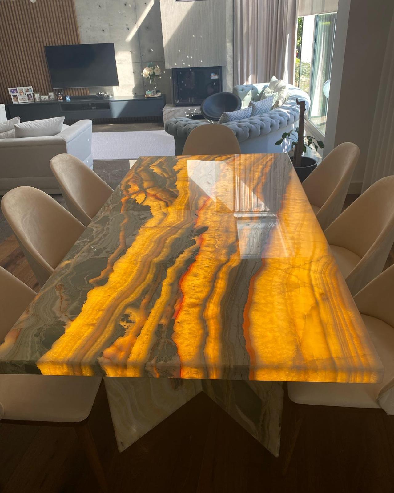 ONYX  MARBLE DINING TABLE

Type of Marble: Onyx
Dimensions: 80
