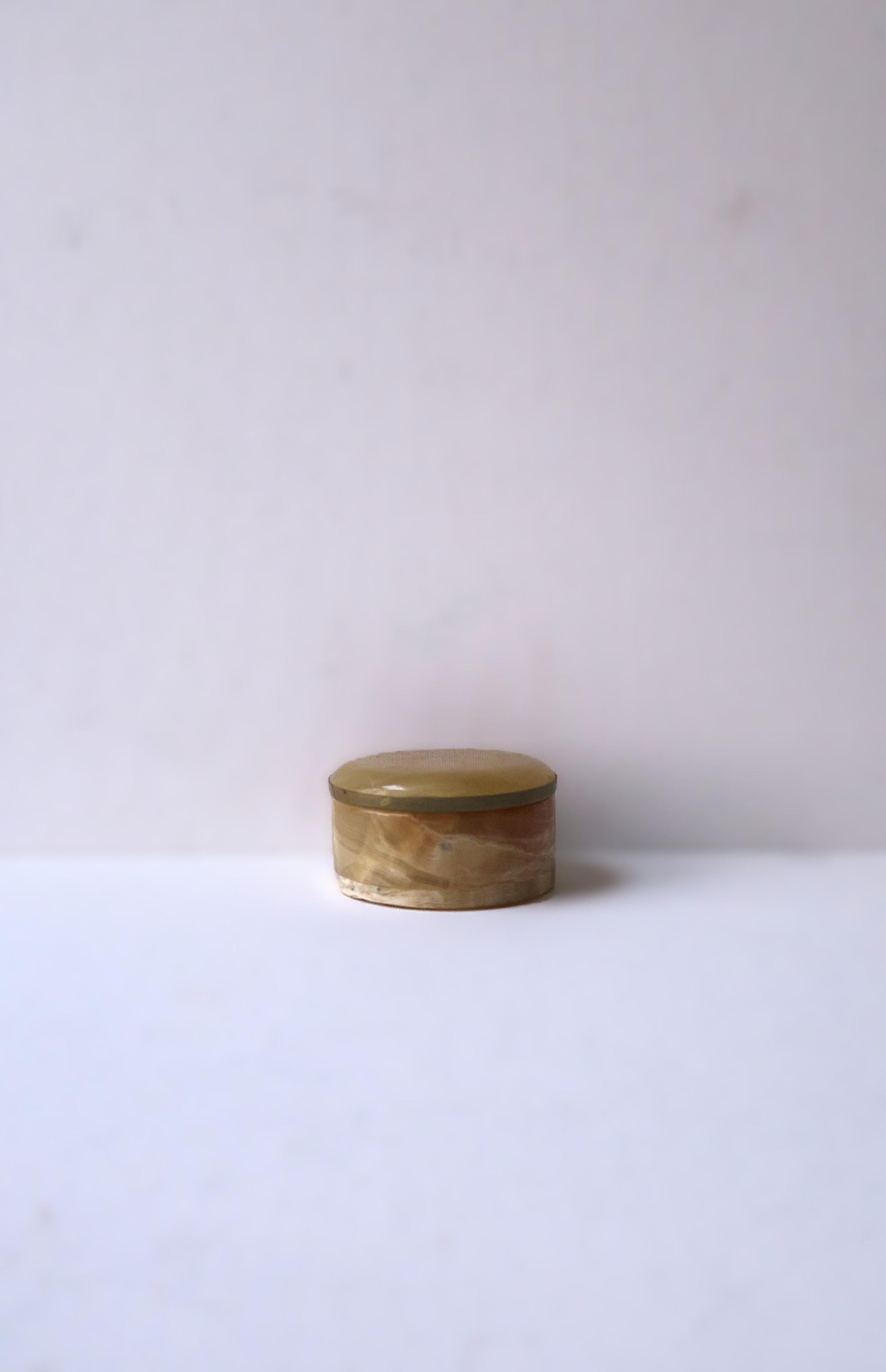 Eine kleine runde Schmuckschatulle aus neutralem Onyxmarmor, im modernen Stil, um das 20. Die Schachtel ist rund und hat einen passenden Deckel. Ein praktisches Stück, um kleine Gegenstände, Schmuck usw. auf einem Waschtisch, Schreibtisch,