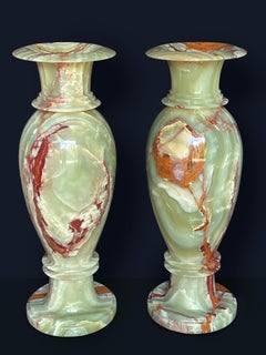 Vases en marbre d'onyx Paire d'urnes classiques grandeur nature Circa 1960