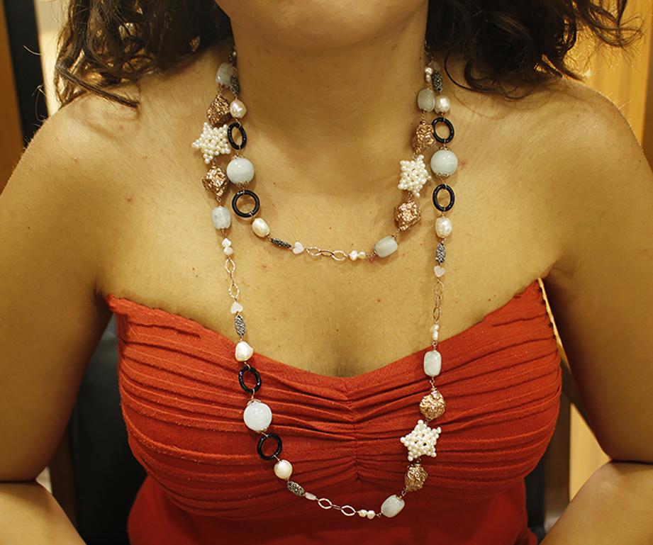 Onyx Milch Aquamarin Perlen Hellrosa Quarz Rose Gold und Silber Halskette (Rosenschliff) im Angebot