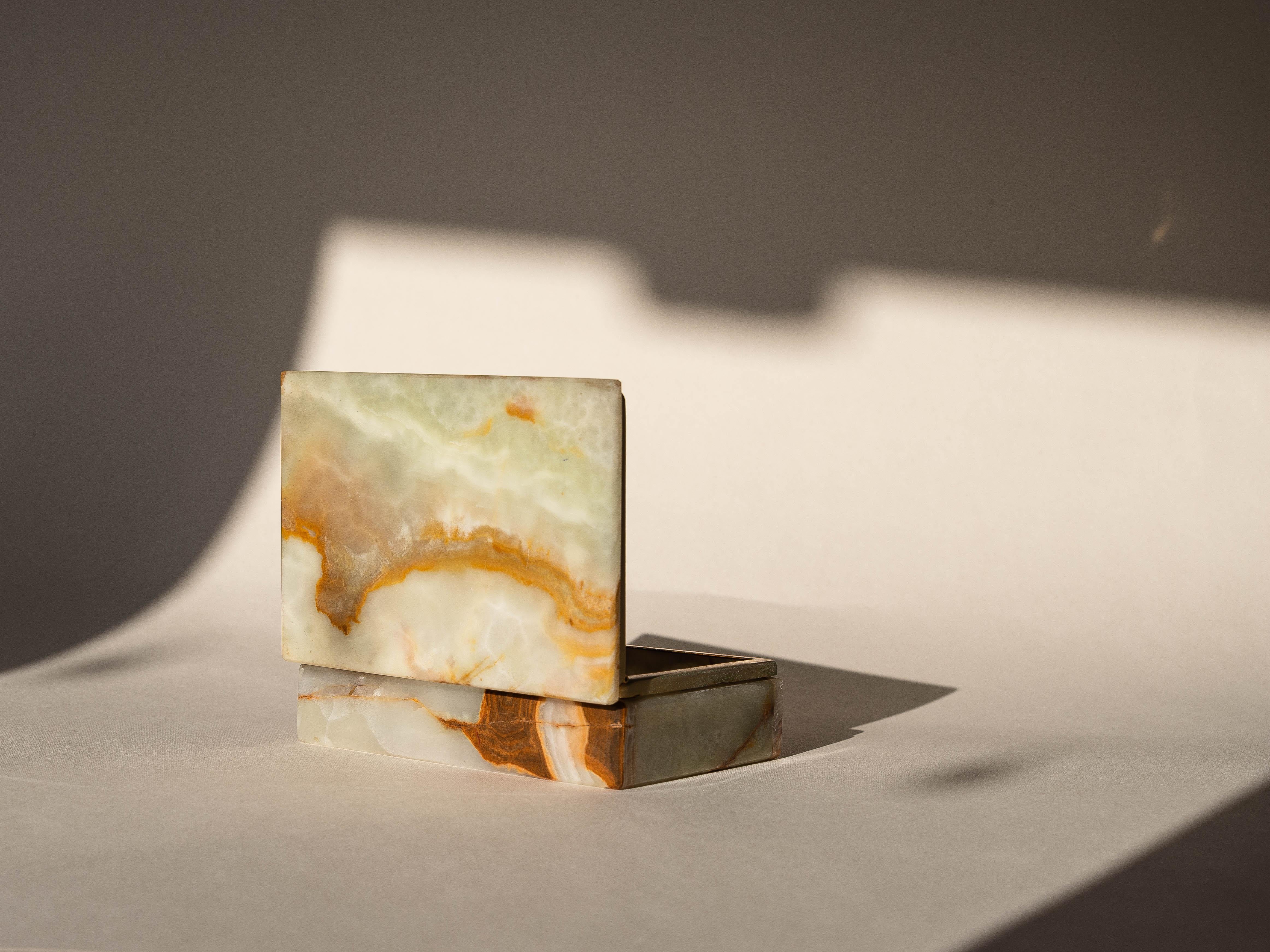 Joyero de ónice, piedra mineral y latón, Italia Años 70 Tallado en venta