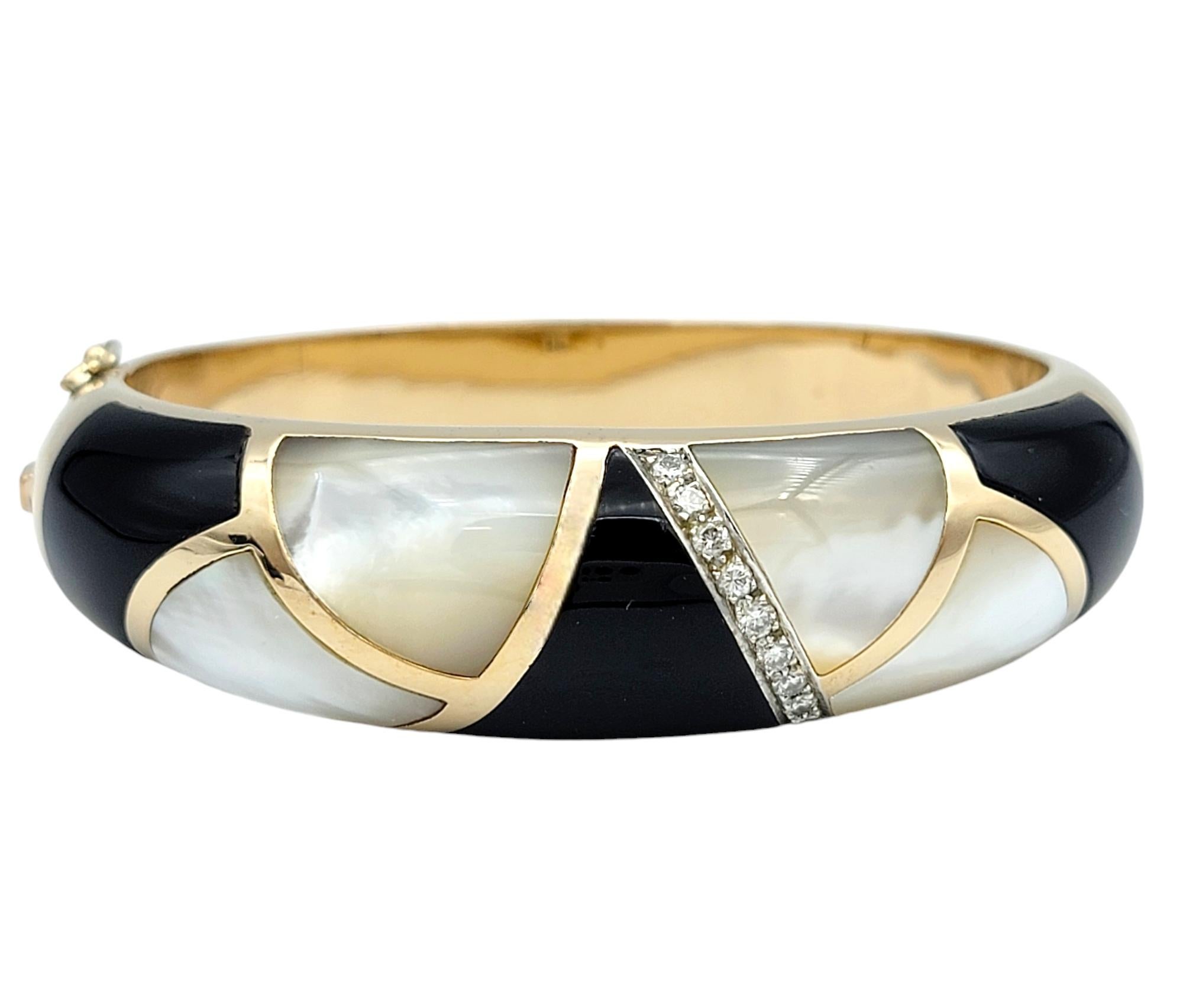 Onyx, Perlmutt und Diamant Armspange aus 14 Karat Gold (Rundschliff) im Angebot