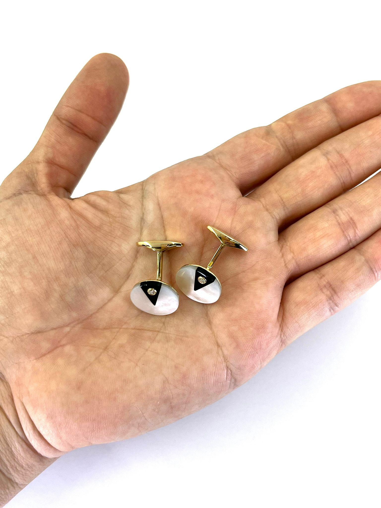 Boutons de manchette en or jaune avec onyx, nacre et diamant Pour hommes en vente