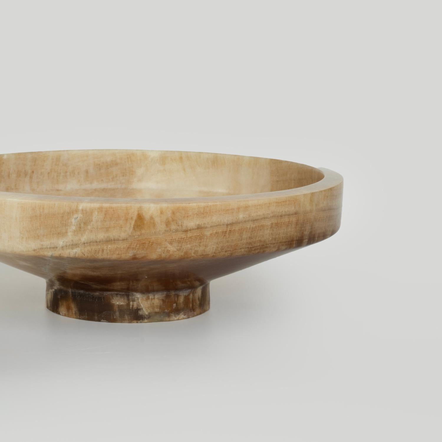 Te presentamos nuestro exquisito cuenco Onyx, una fusión de elegancia y funcionalidad. Elaborado con lujosa piedra de ónice, este impresionante cuenco es un testimonio de belleza y sofisticación atemporales. Ya sea como elemento decorativo en una