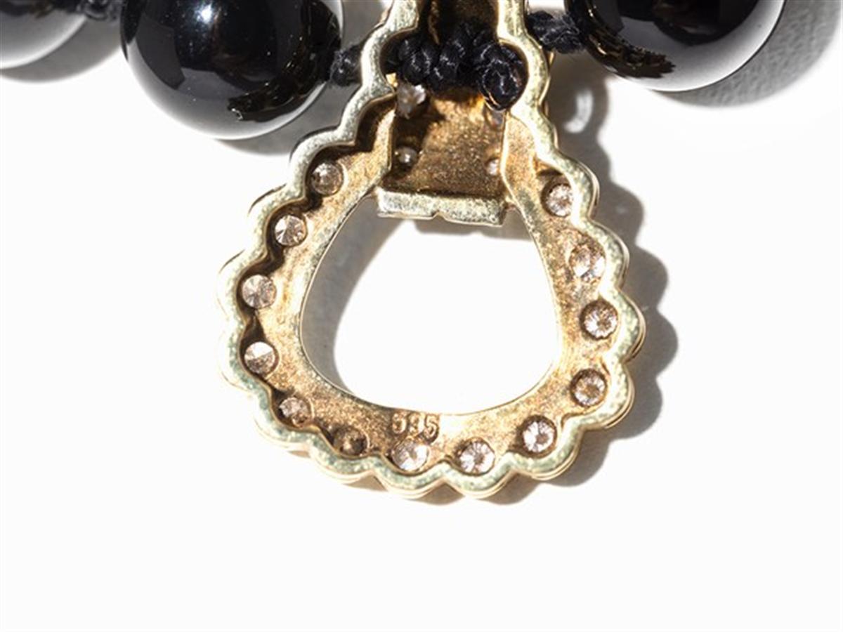 Onyx Necklace with Pendant, Set with 19 Diamonds, 14 Karat Yellow Gold For Sale 1