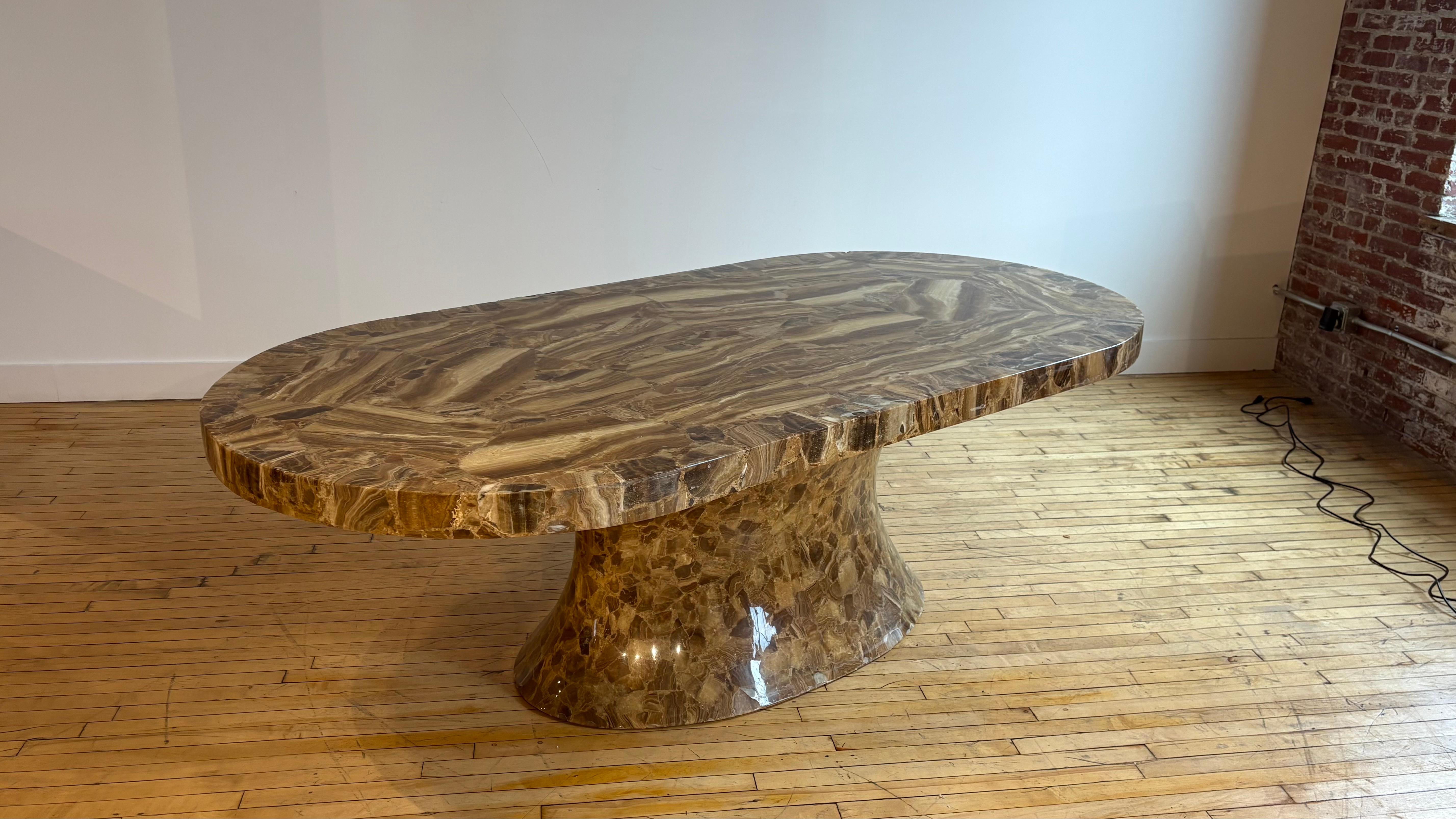 20ième siècle Table de salle à manger ovale en Iyx par Muller's of Mexico en vente