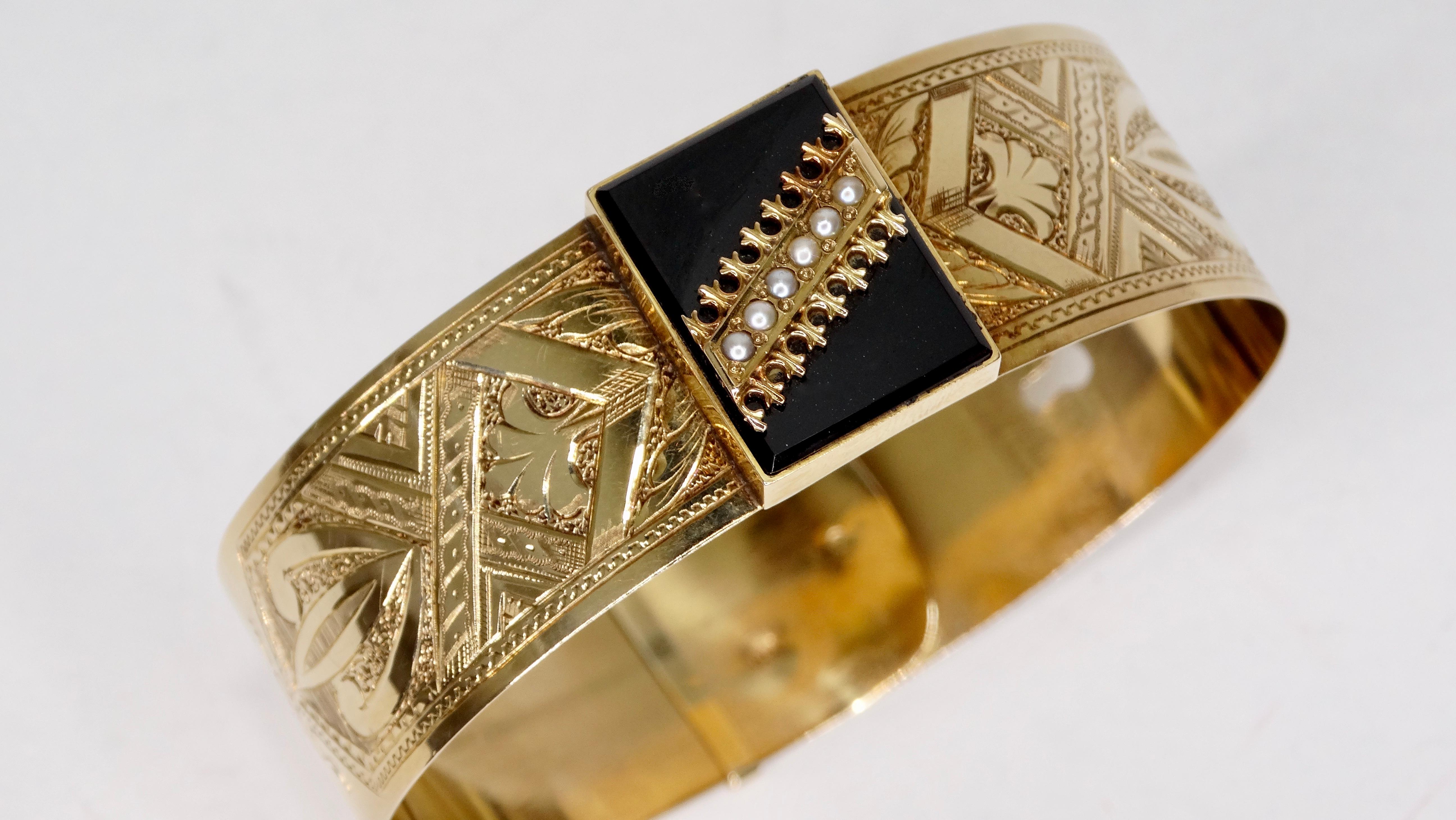 Wunderschönes viktorianisches 14-karätiges Goldarmband aus den 1920er Jahren, geprägt mit einem detaillierten Motiv und geschmückt mit einem quadratisch geschliffenen Onyx-Mittelstein. Sechs Mini-Perlen in einer dekorativen Roségold-Fassung säumen