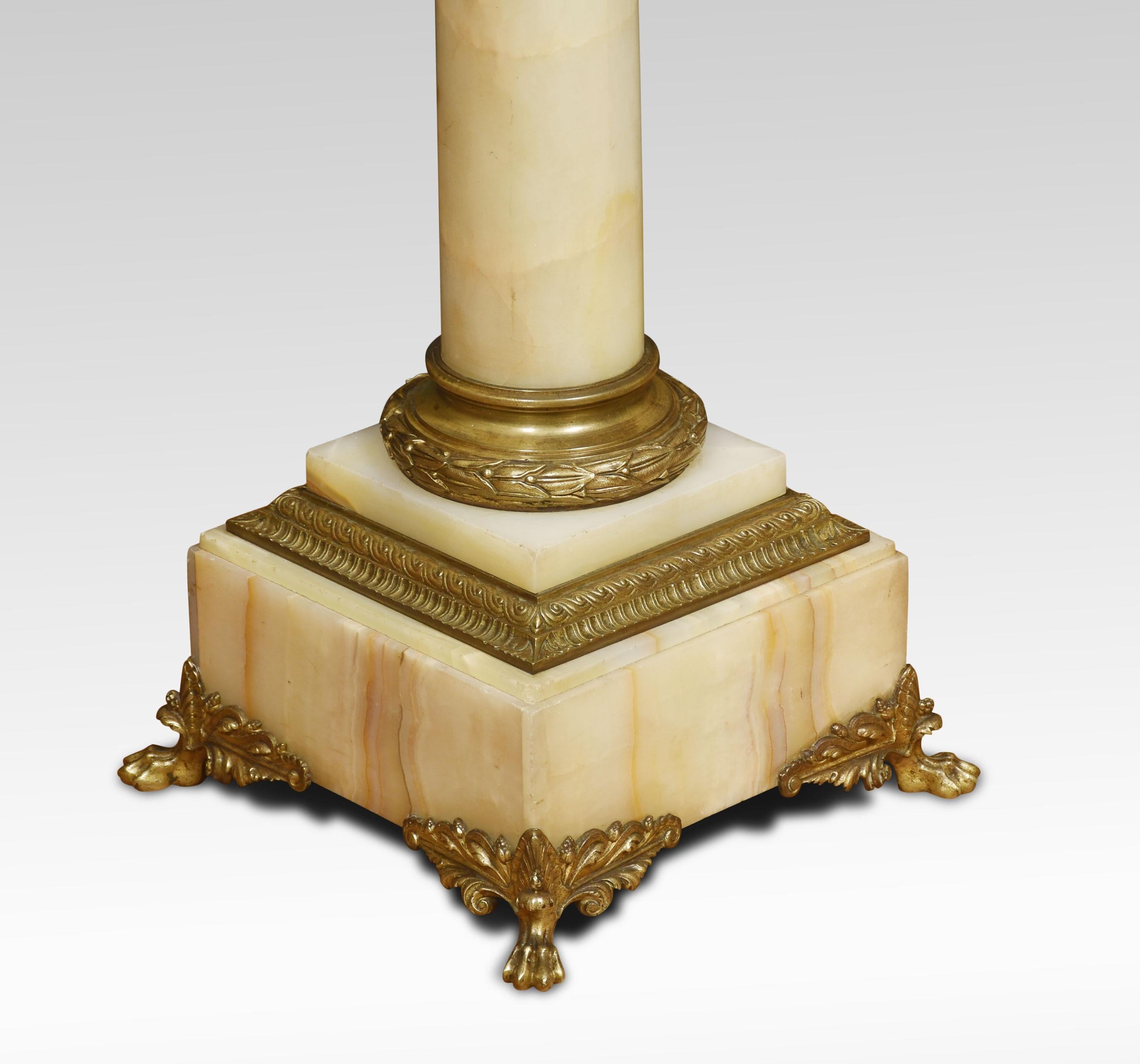 Piédestal en marbre onyx et métal doré, avec un plateau carré au-dessus de socles et de colonnes en fonte et à enroulement de feuilles, reposant sur des plates-formes à gradins, terminées par des pieds en consoles.
Dimensions
Hauteur 43.5