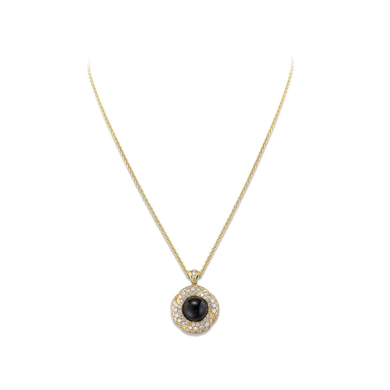 Pendant in 18kt yellow gold set with one cabochon cut onyx 0.90 cts and 83 diamonds 2.49 cts             